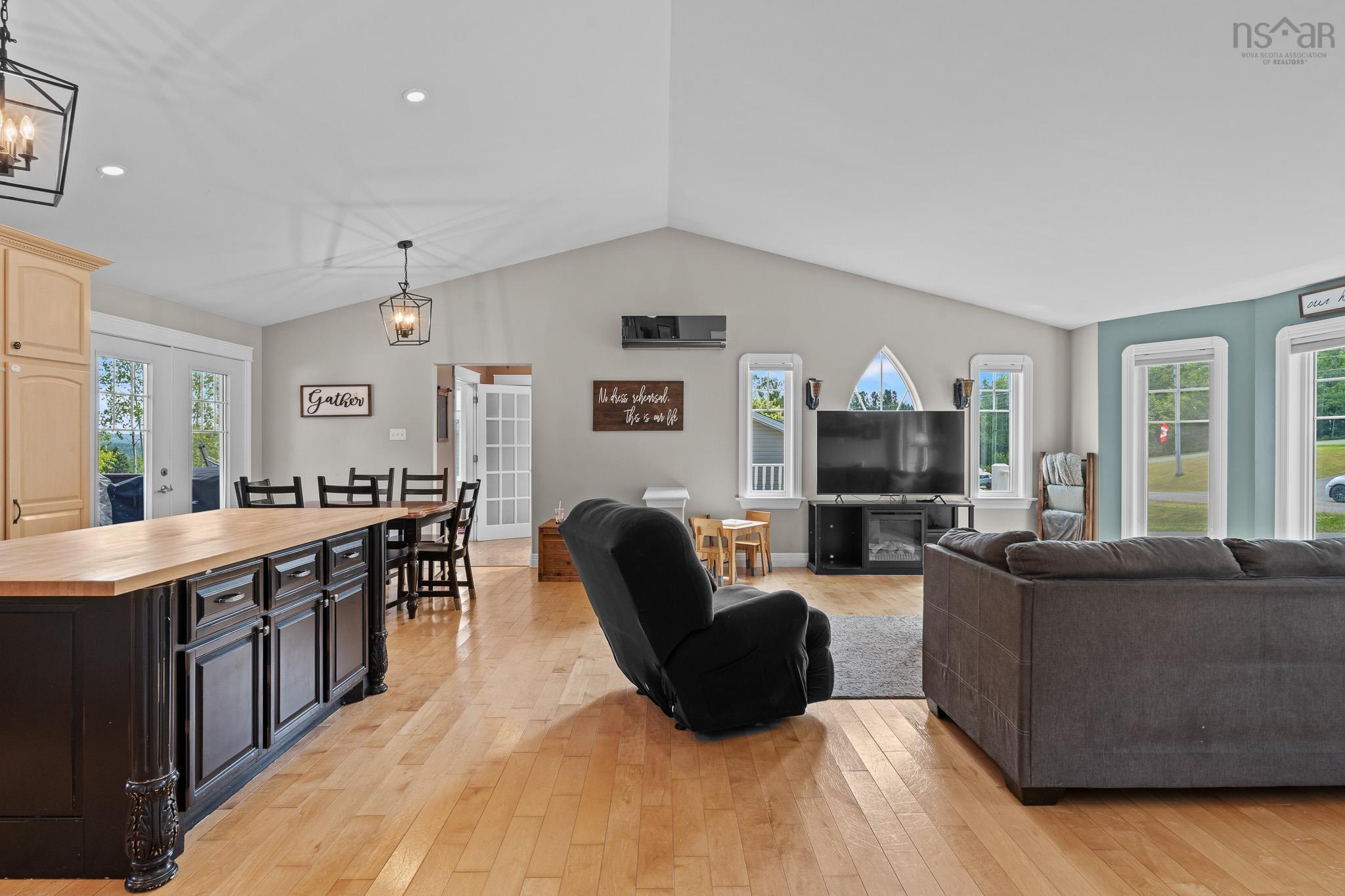 $499,999.00: 86 Fir Avenue, Salmon River