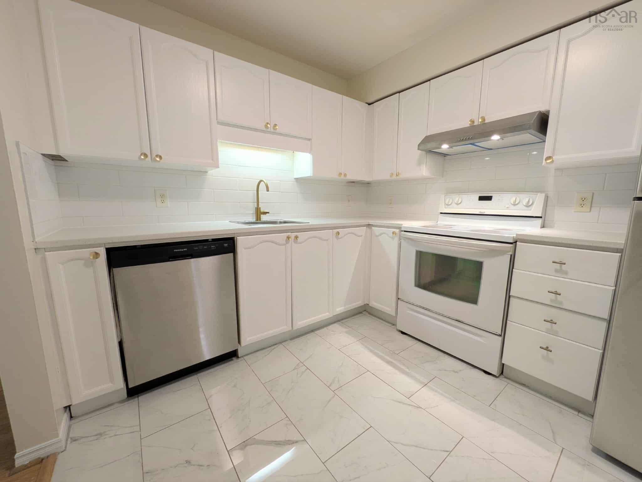 $339,900.00: 201 83 Kearney Lake Road, Halifax