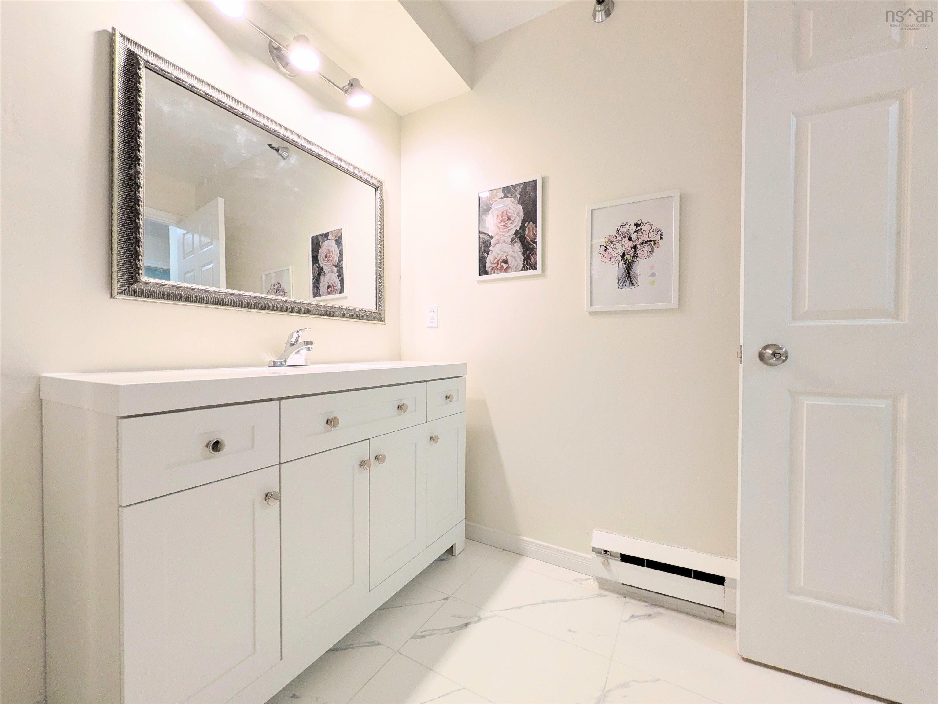 $339,900.00: 201 83 Kearney Lake Road, Halifax