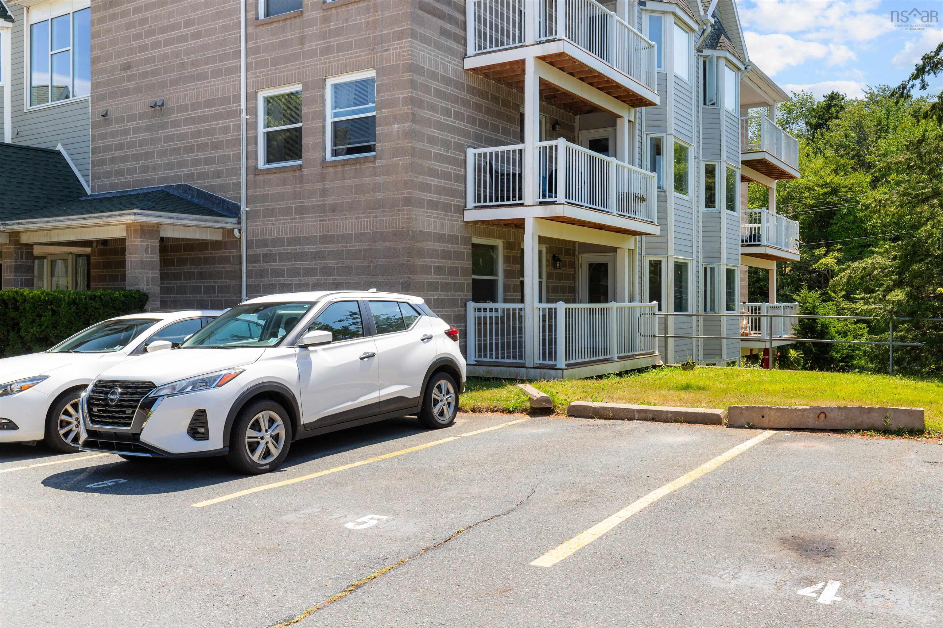 $339,900.00: 201 83 Kearney Lake Road, Halifax