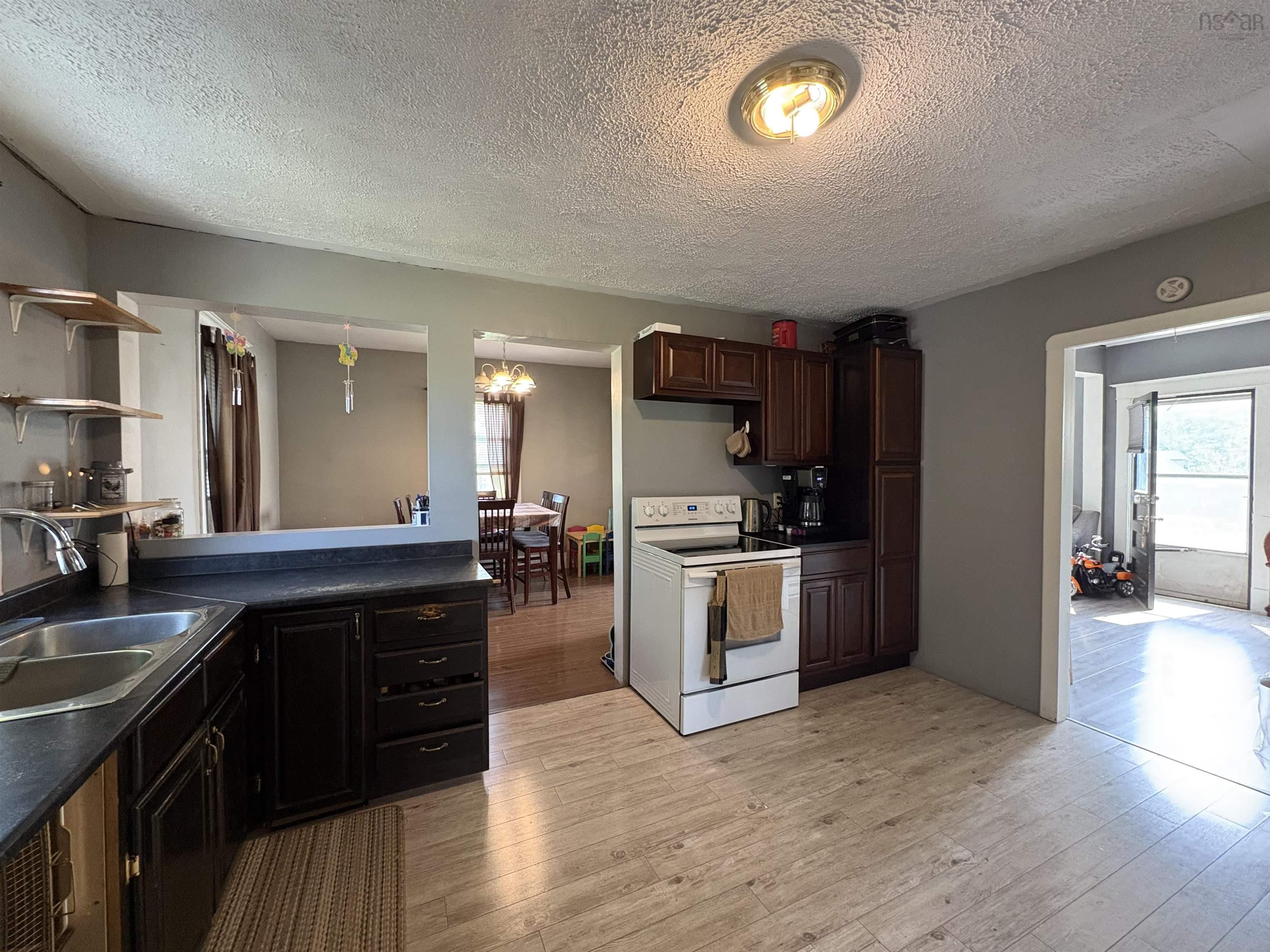 $199,000.00: 6332 East River West Side Road, Eureka