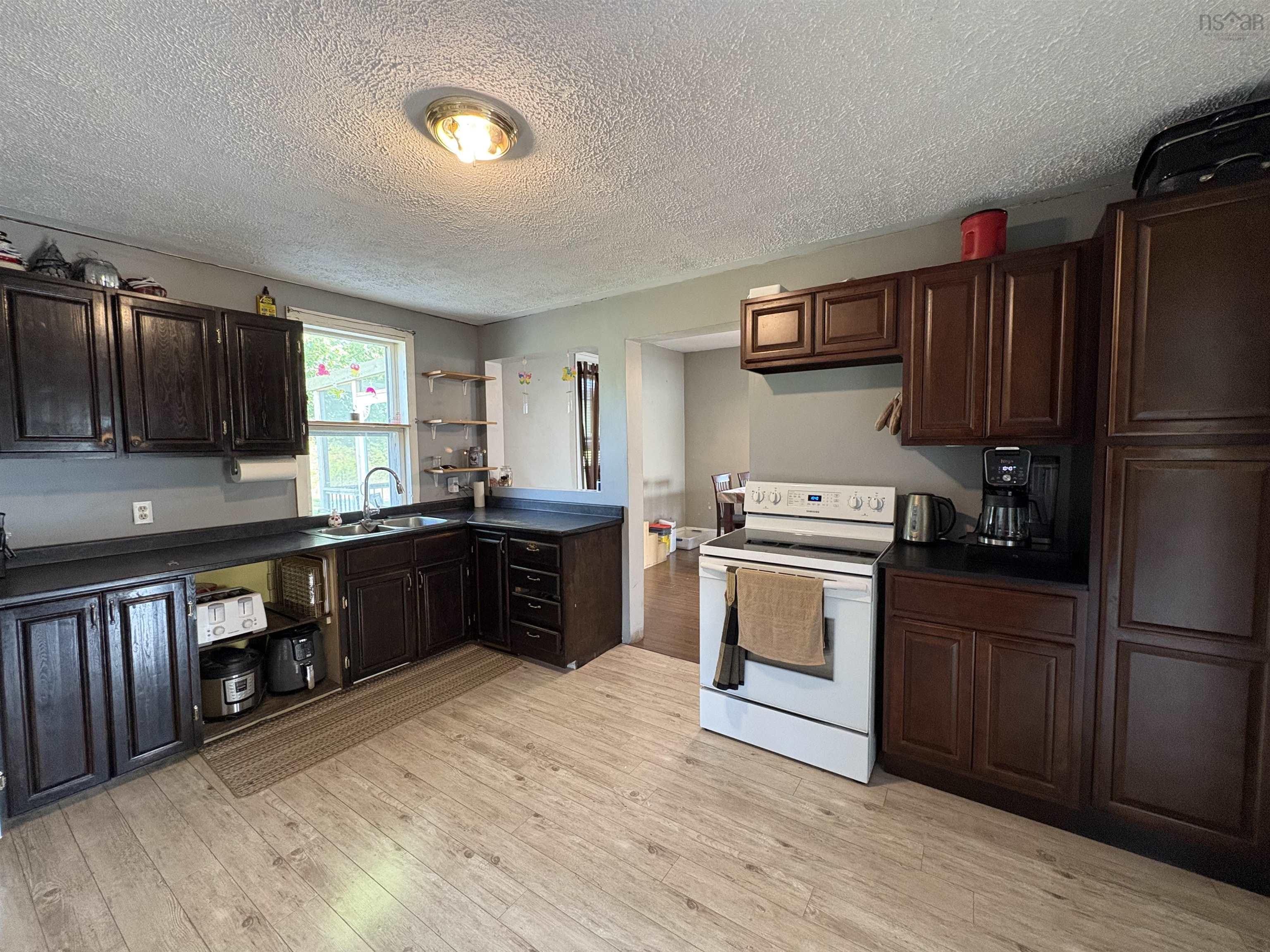 $199,000.00: 6332 East River West Side Road, Eureka