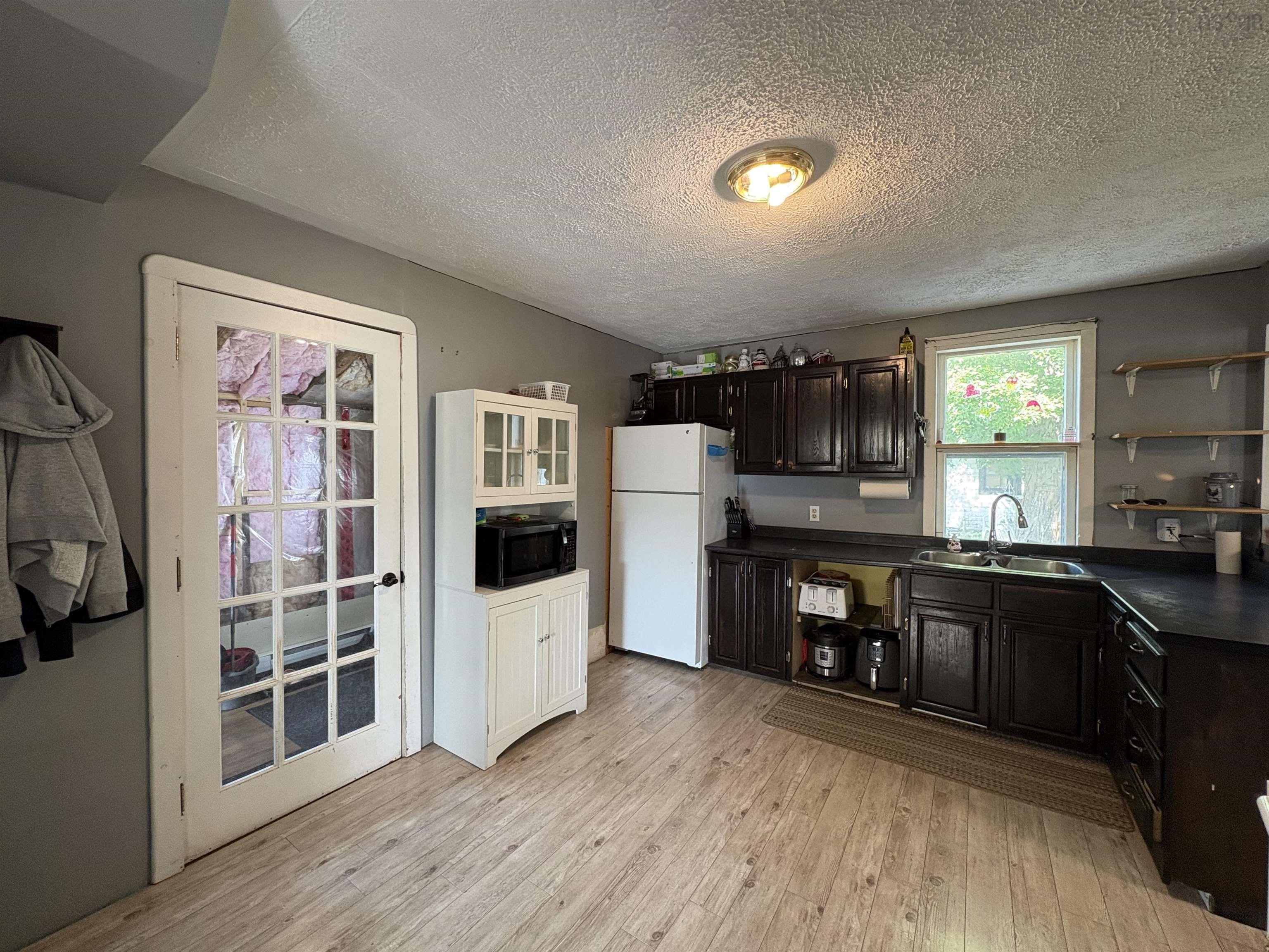 $199,000.00: 6332 East River West Side Road, Eureka