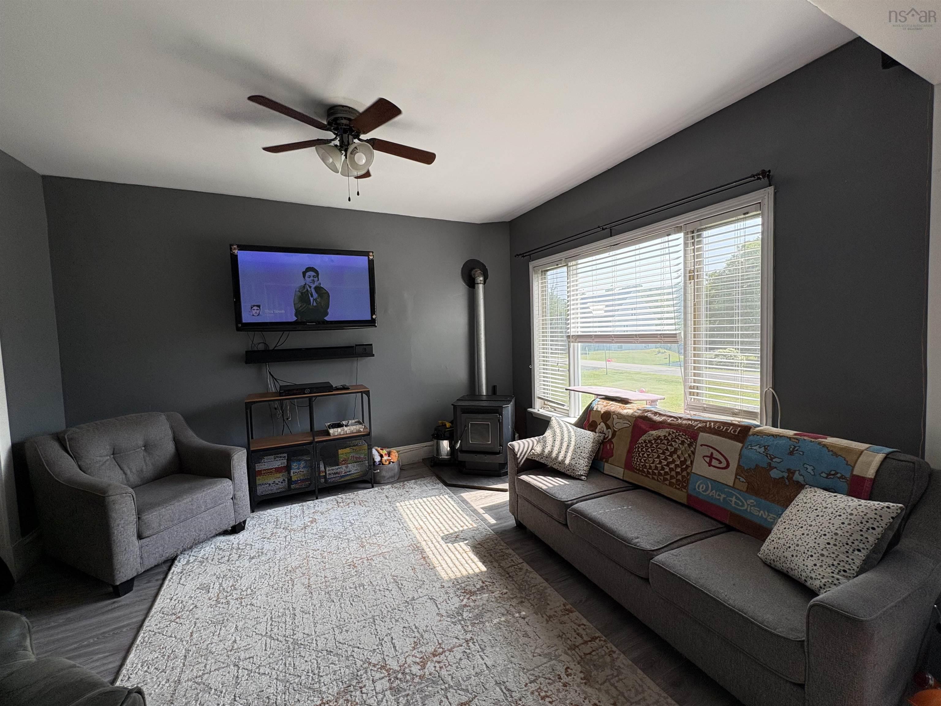 $199,000.00: 6332 East River West Side Road, Eureka