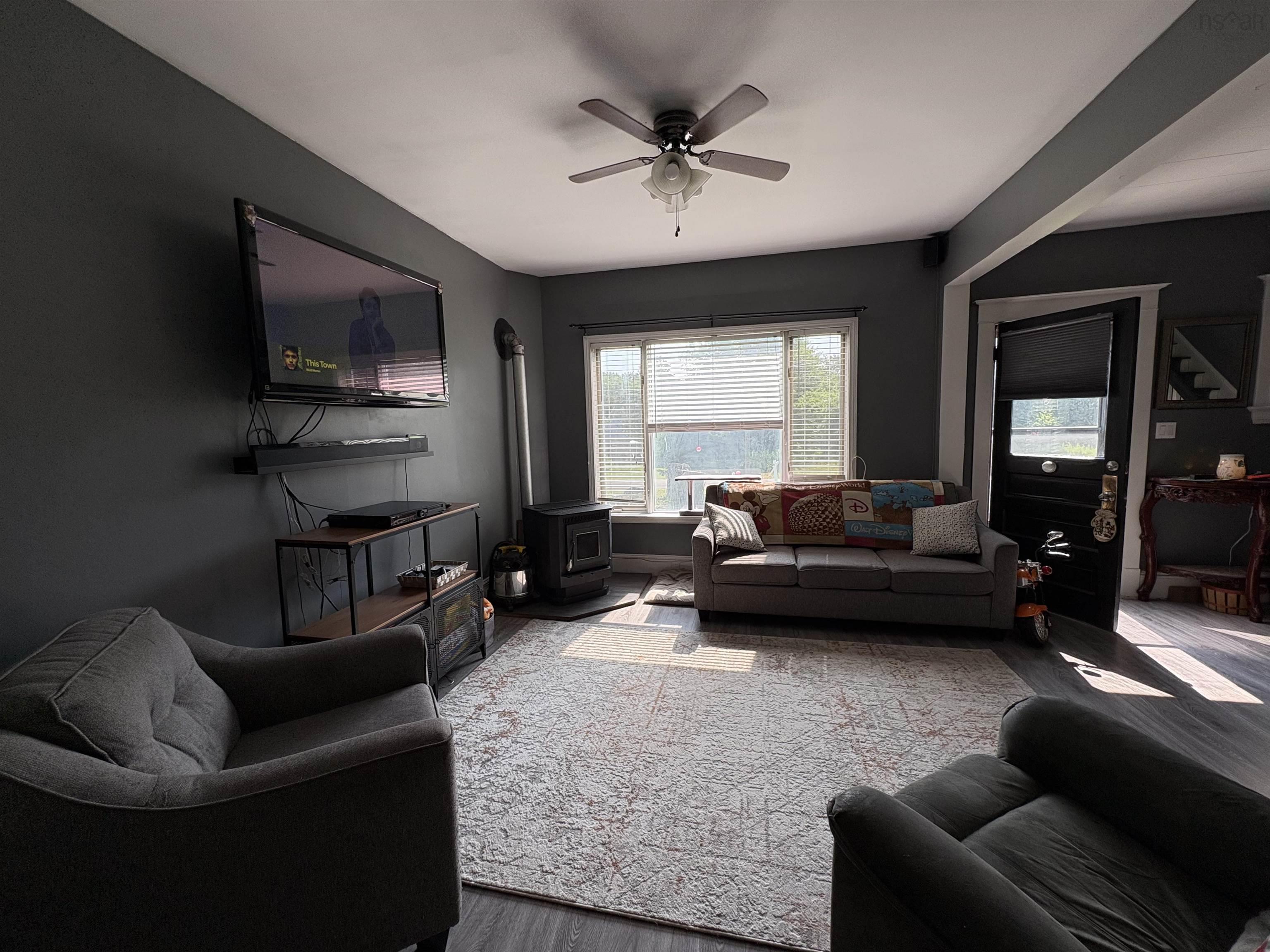 $199,000.00: 6332 East River West Side Road, Eureka