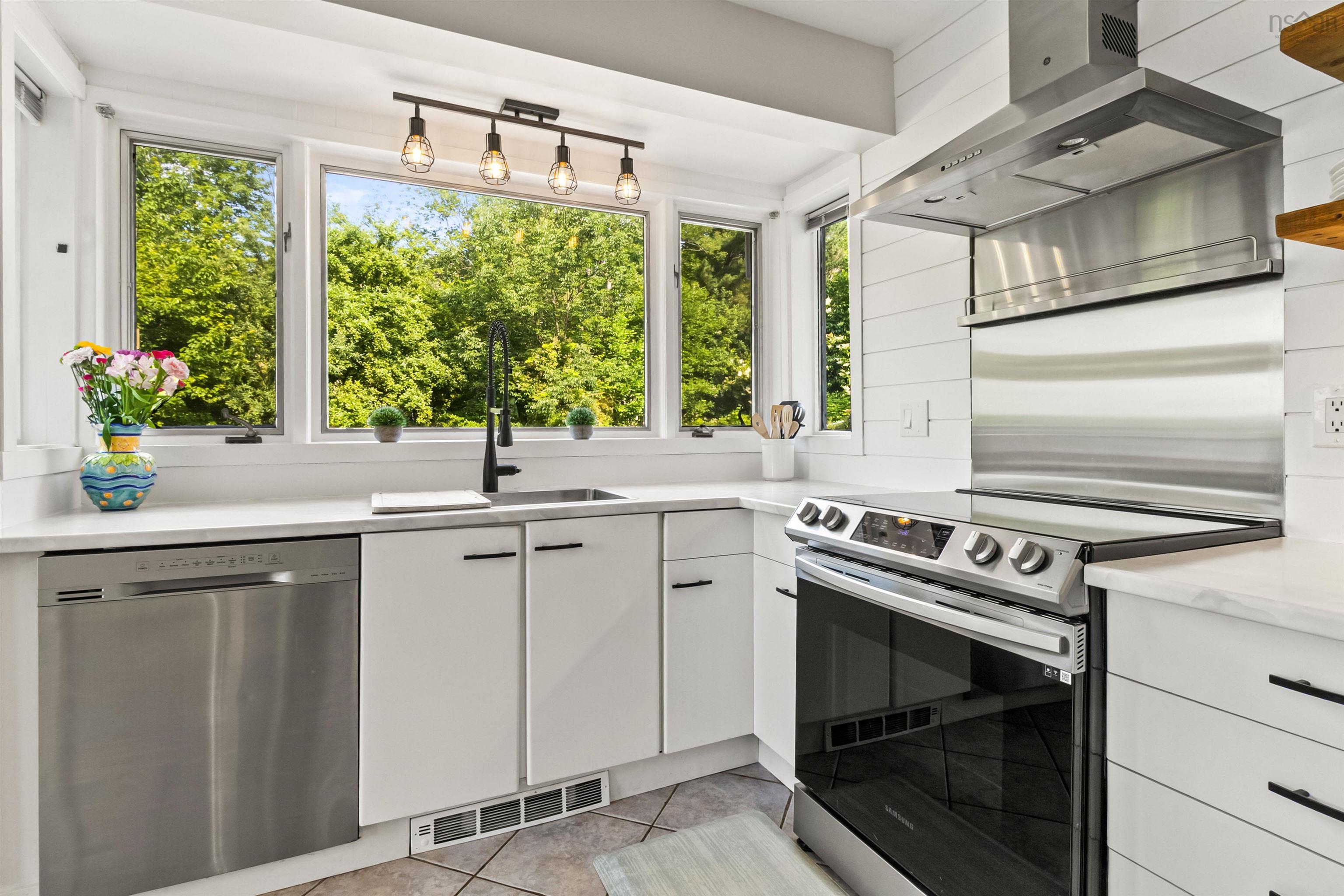 $999,900.00: 52 Stone Hedges Lane, Waverley