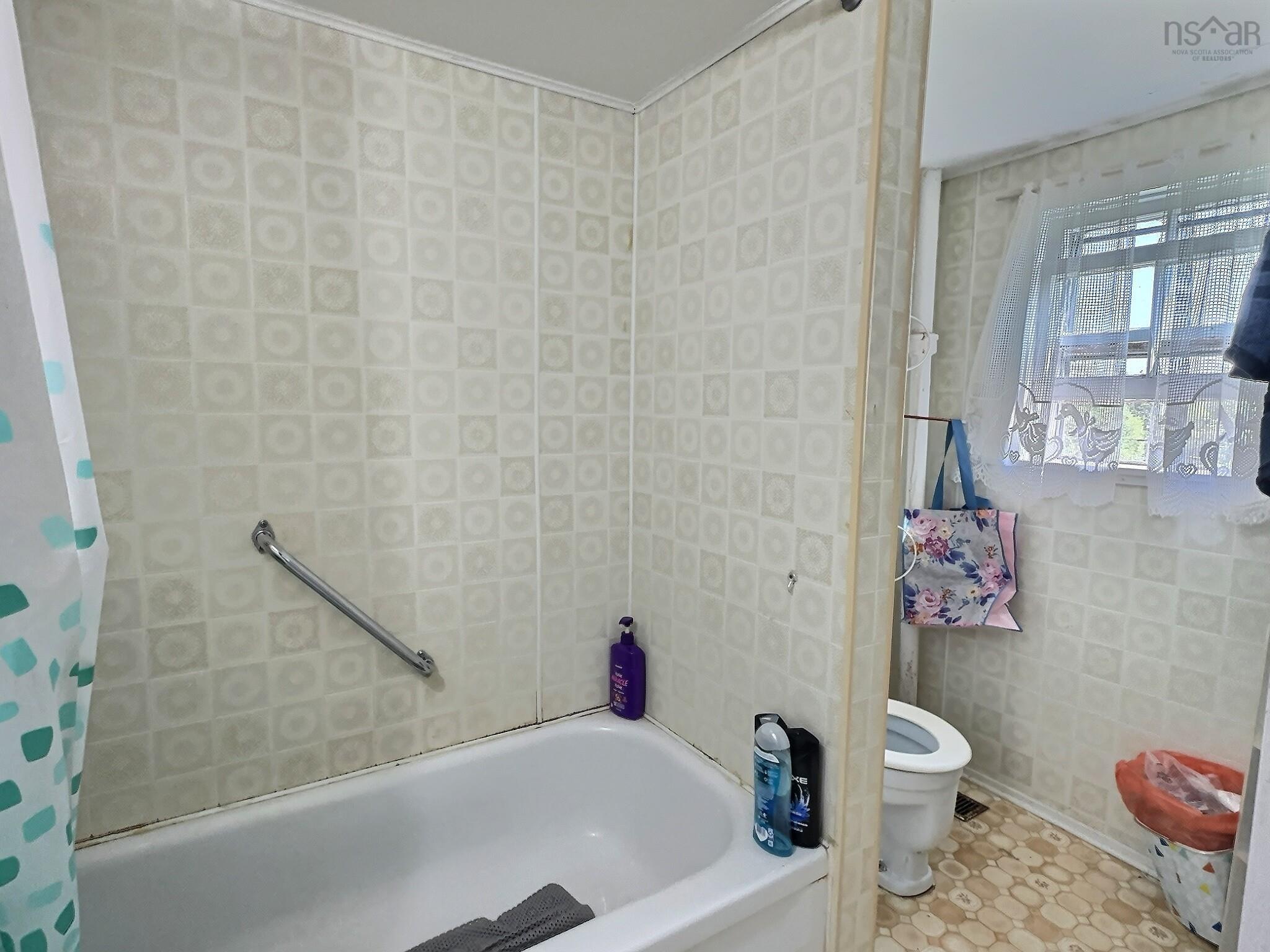 $199,000.00: 5588 204 Highway, Oxford