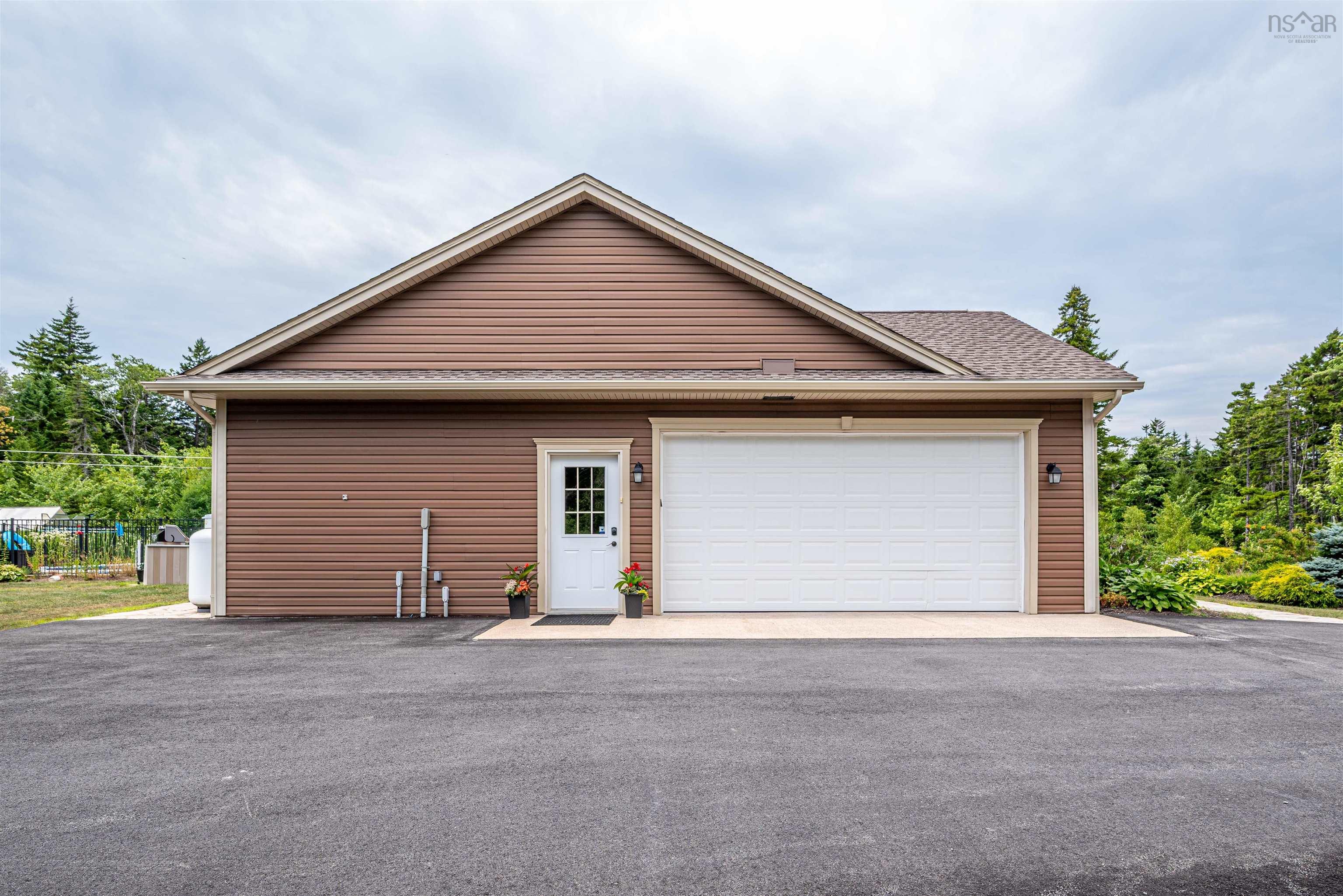 $839,900.00: 86 Newbury Road, Lucasville