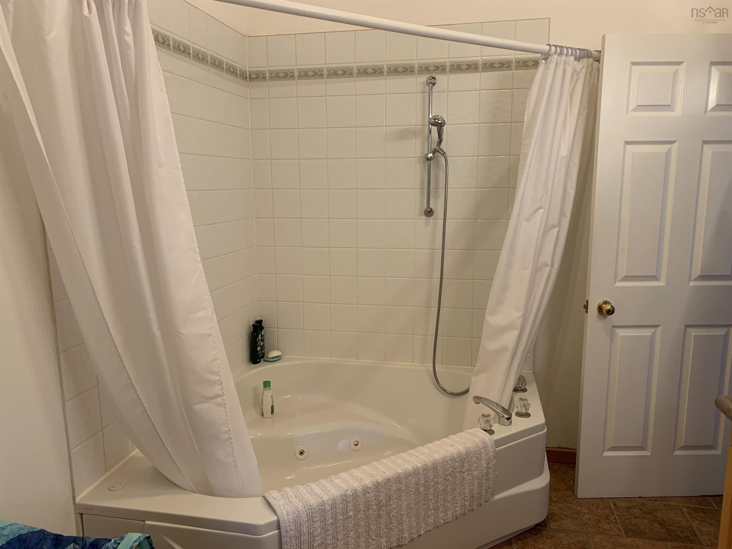 $325,000.00: 98 Lake View Drive, Westfield