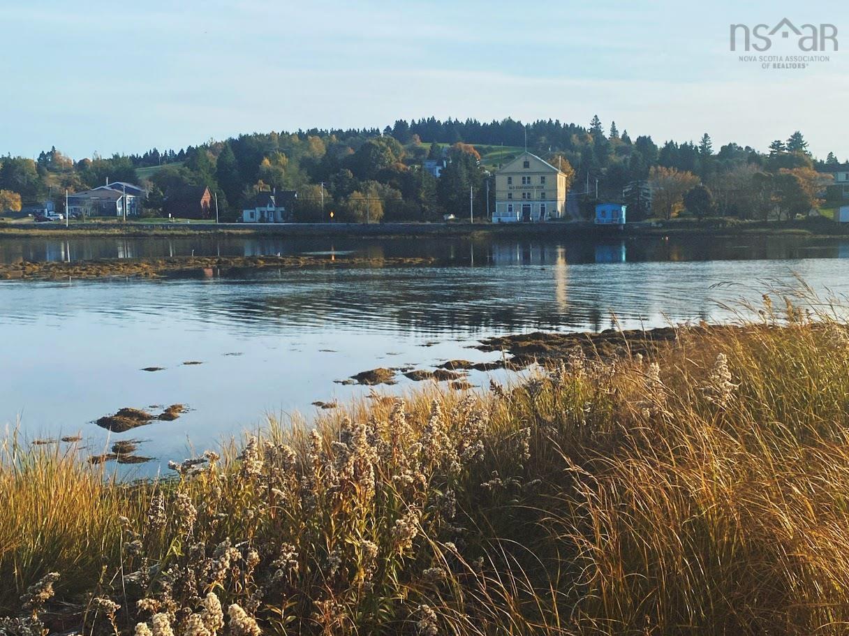 $699,900.00: 235 North Side Road, Riverport