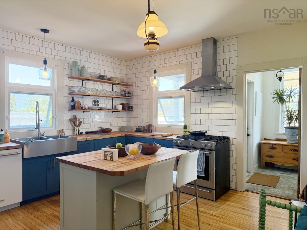 $699,900.00: 235 North Side Road, Riverport