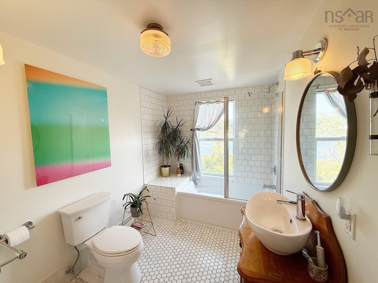 $699,900.00: 235 North Side Road, Riverport