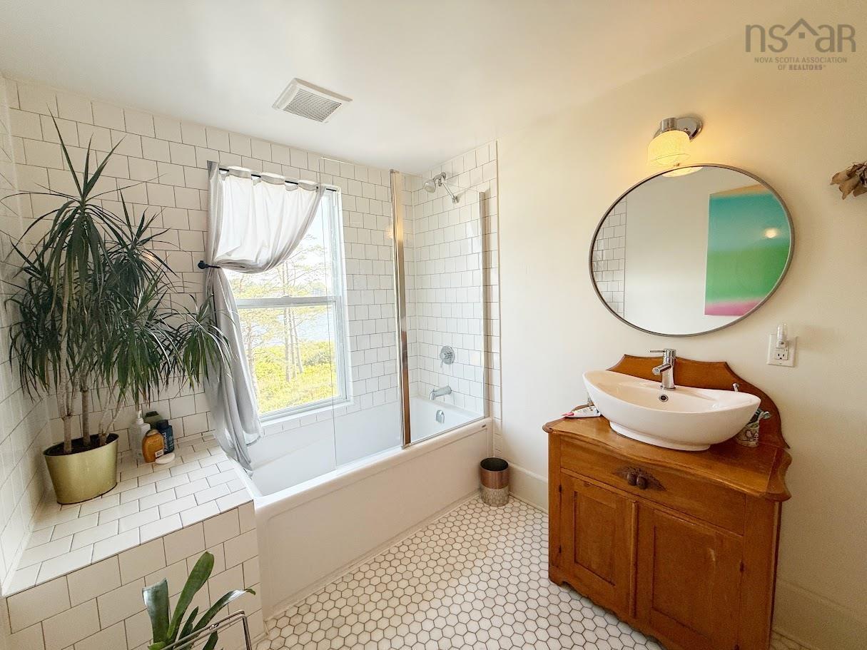 $699,900.00: 235 North Side Road, Riverport