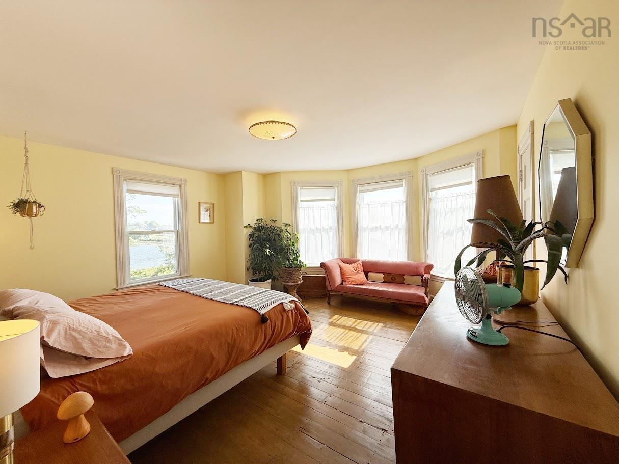 $699,900.00: 235 North Side Road, Riverport