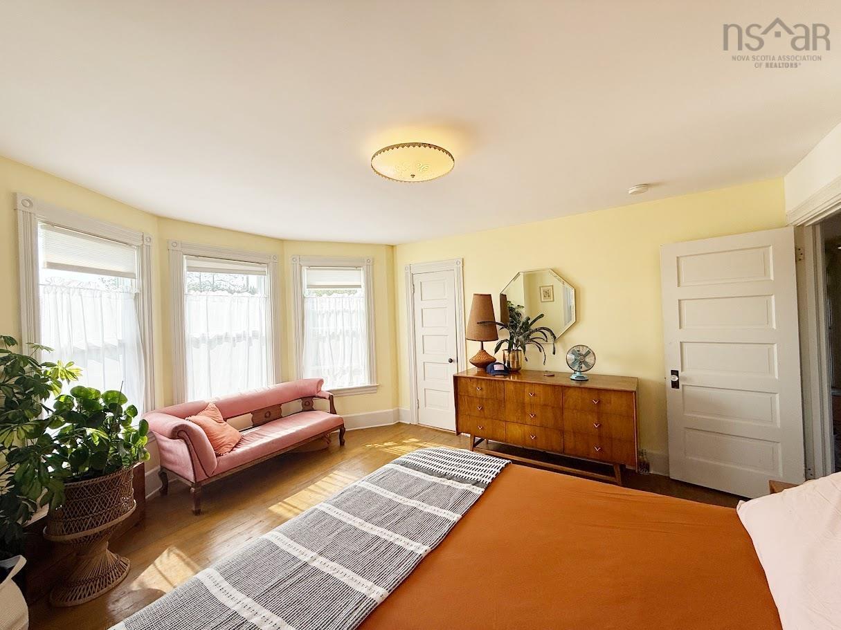 $699,900.00: 235 North Side Road, Riverport