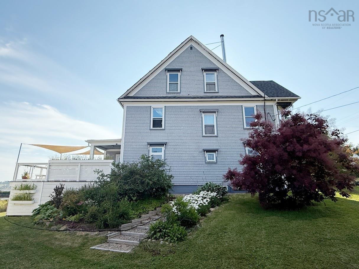 $699,900.00: 235 North Side Road, Riverport