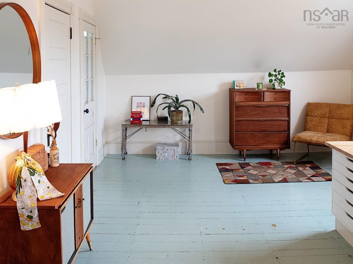 $699,900.00: 235 North Side Road, Riverport