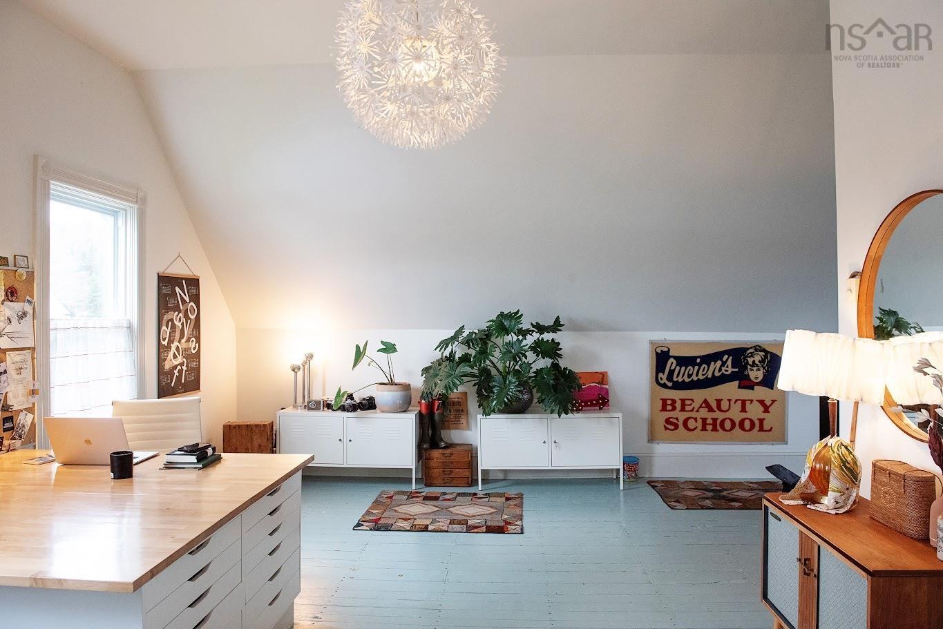 $699,900.00: 235 North Side Road, Riverport