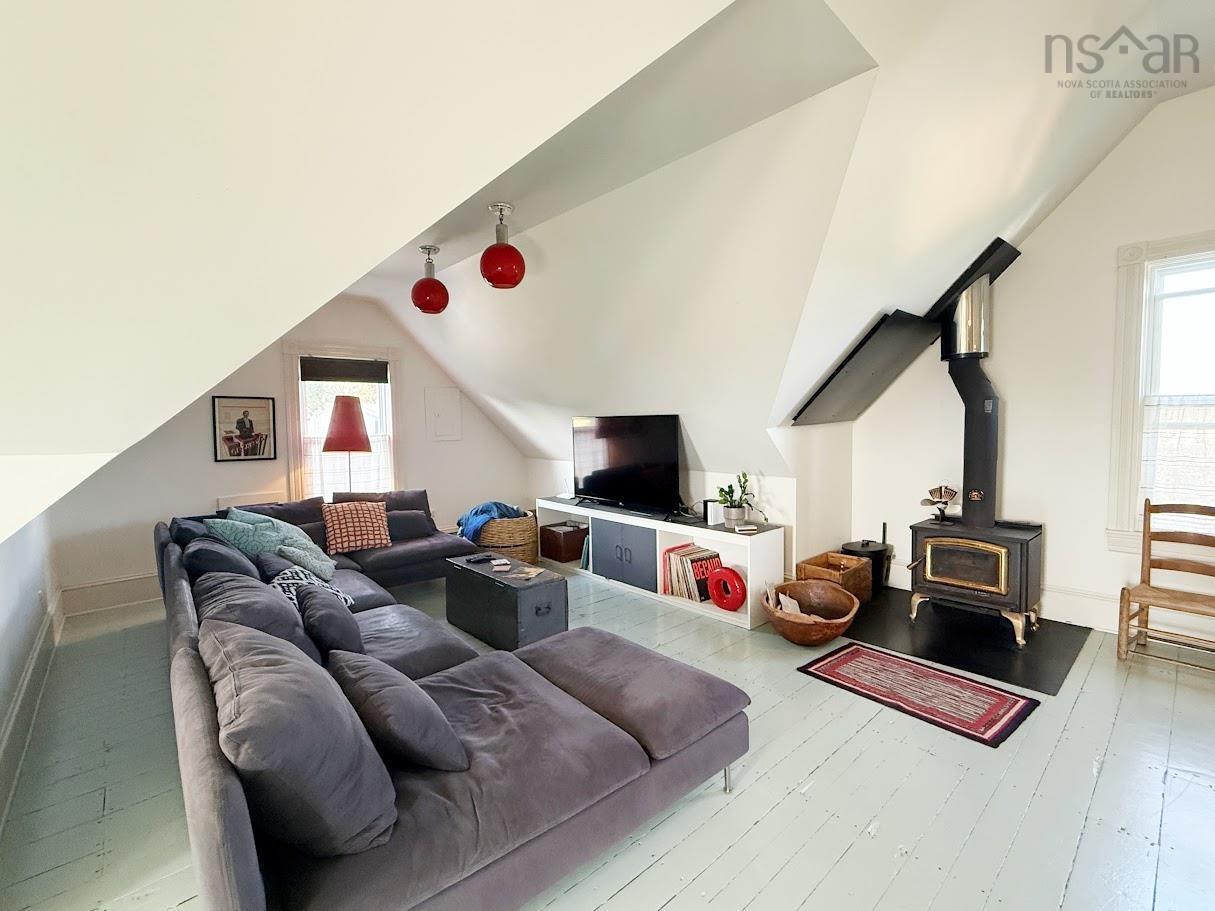 $699,900.00: 235 North Side Road, Riverport