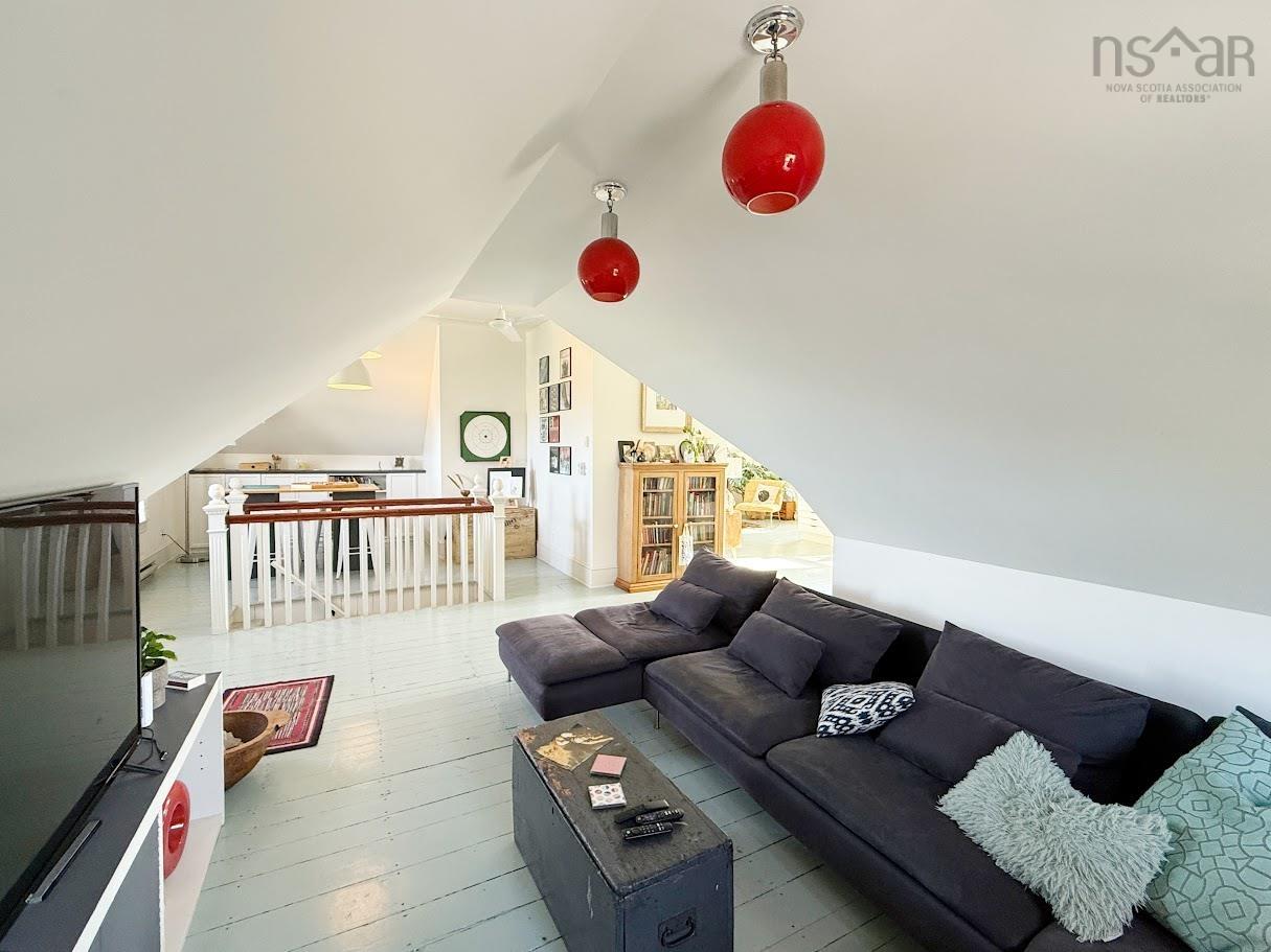 $699,900.00: 235 North Side Road, Riverport