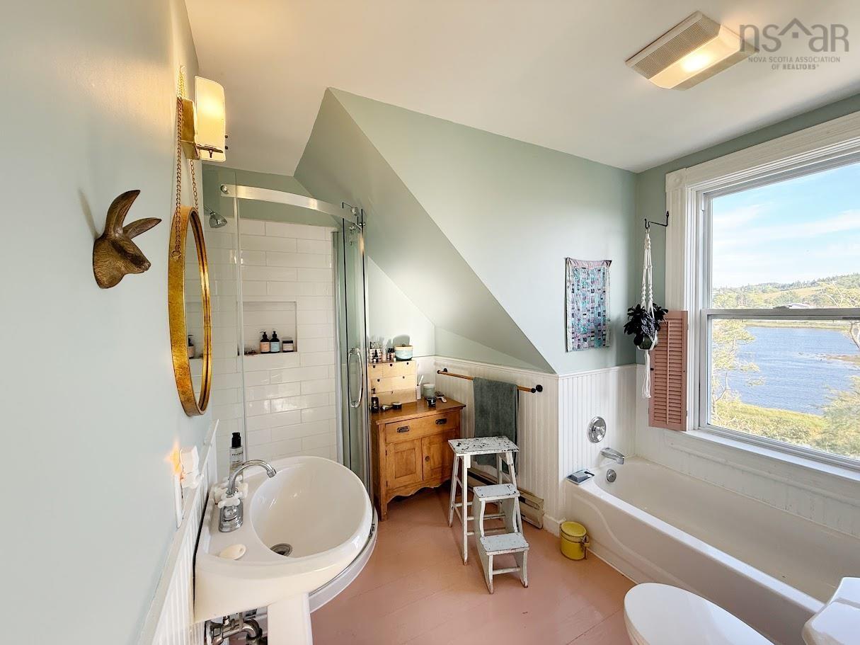 $699,900.00: 235 North Side Road, Riverport