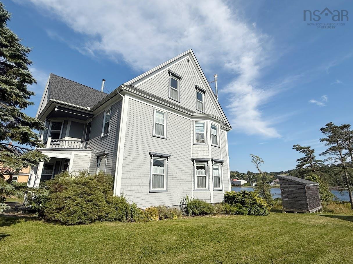 $699,900.00: 235 North Side Road, Riverport