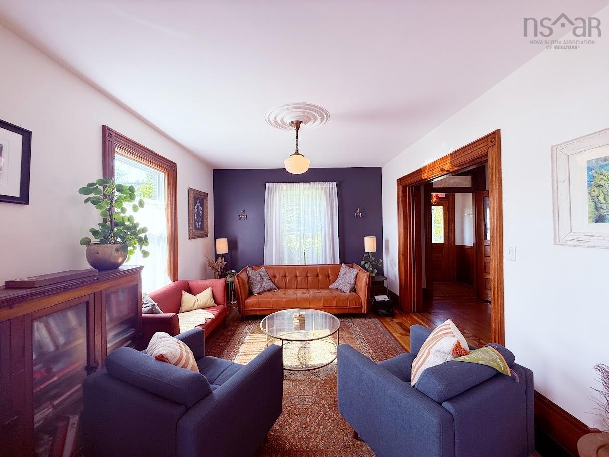 $699,900.00: 235 North Side Road, Riverport