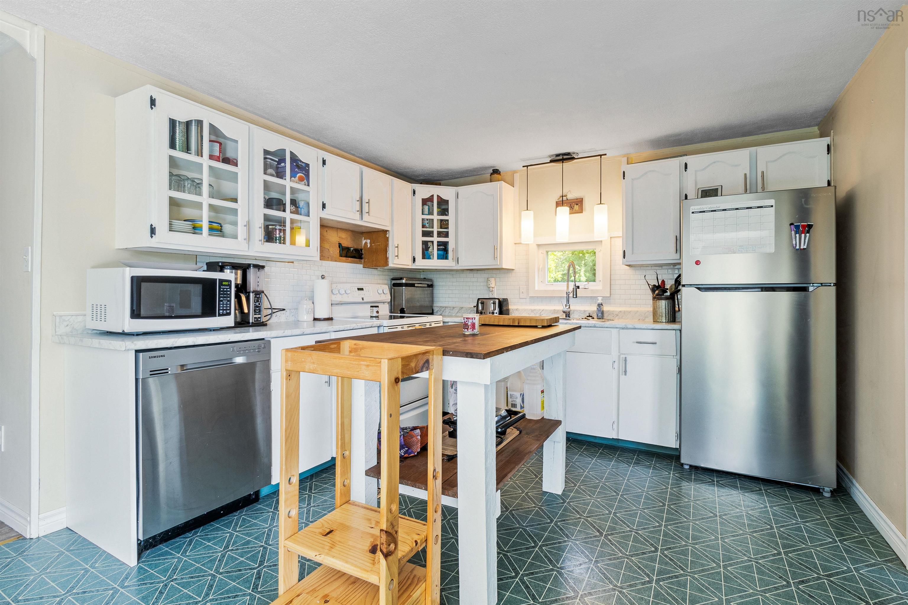 $299,900.00: 777 Collier Road E, Ardoise