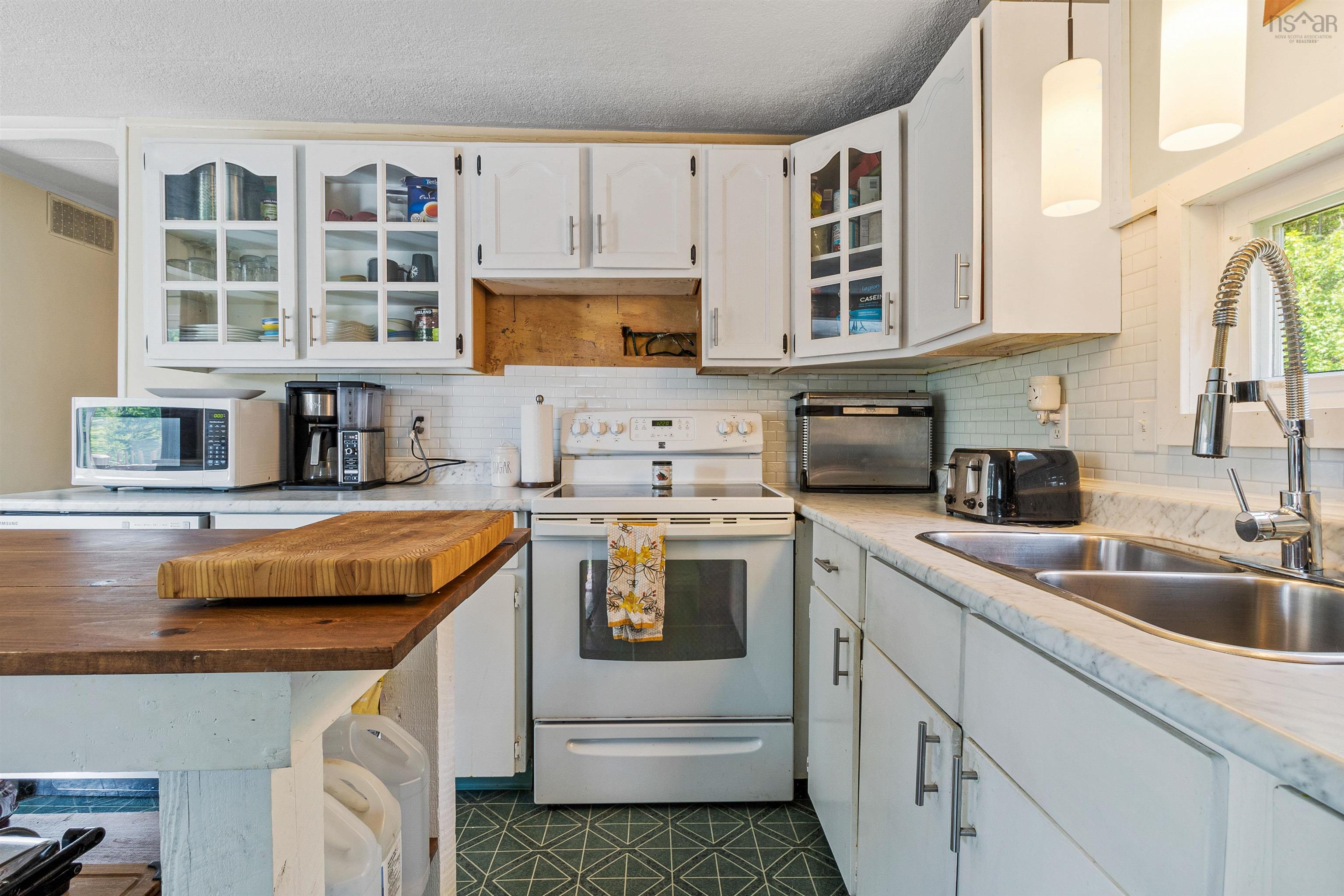 $299,900.00: 777 Collier Road E, Ardoise