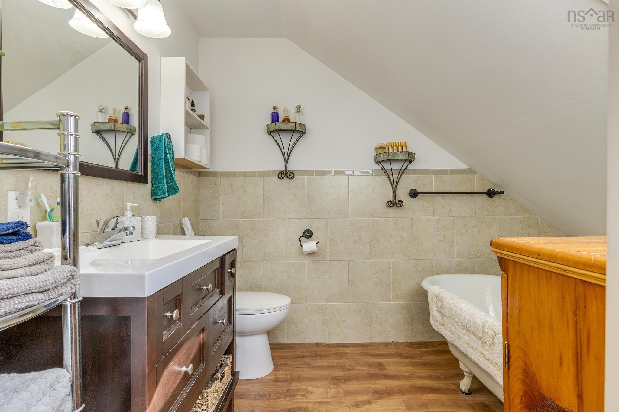 $429,900.00: 18665 Highway 103, Middlewood