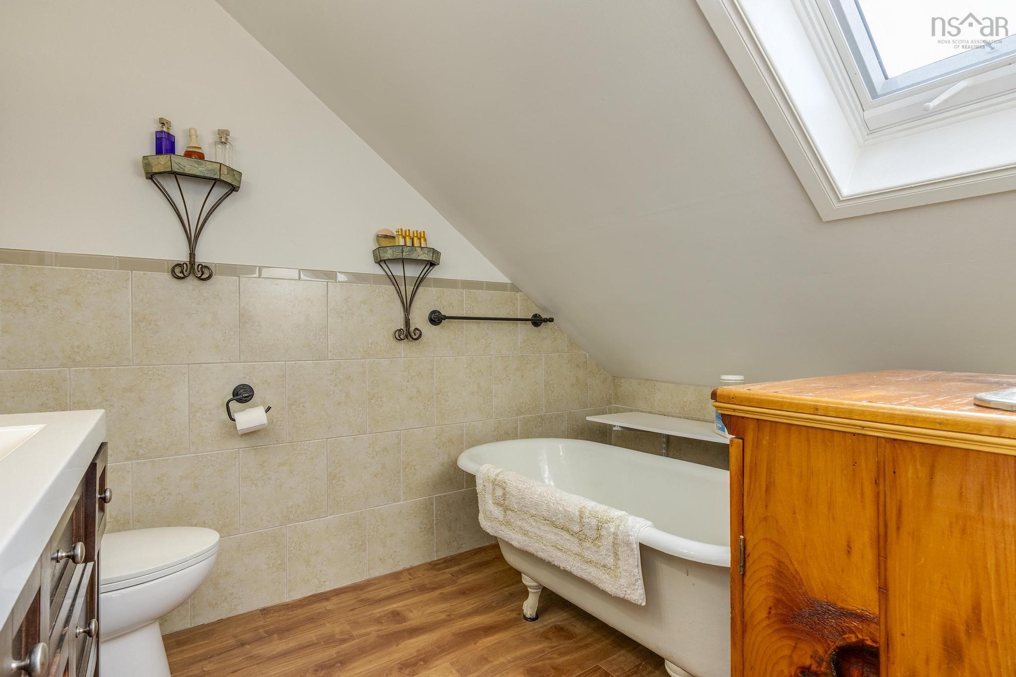 $429,900.00: 18665 Highway 103, Middlewood