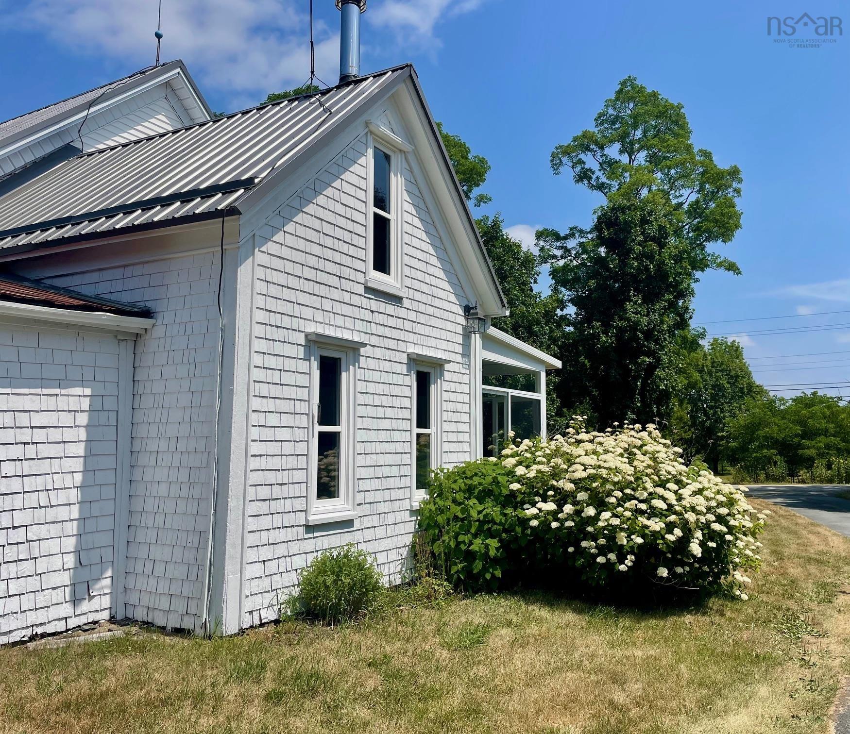 $329,900.00: 960 Highway 208, Simpsons Corner