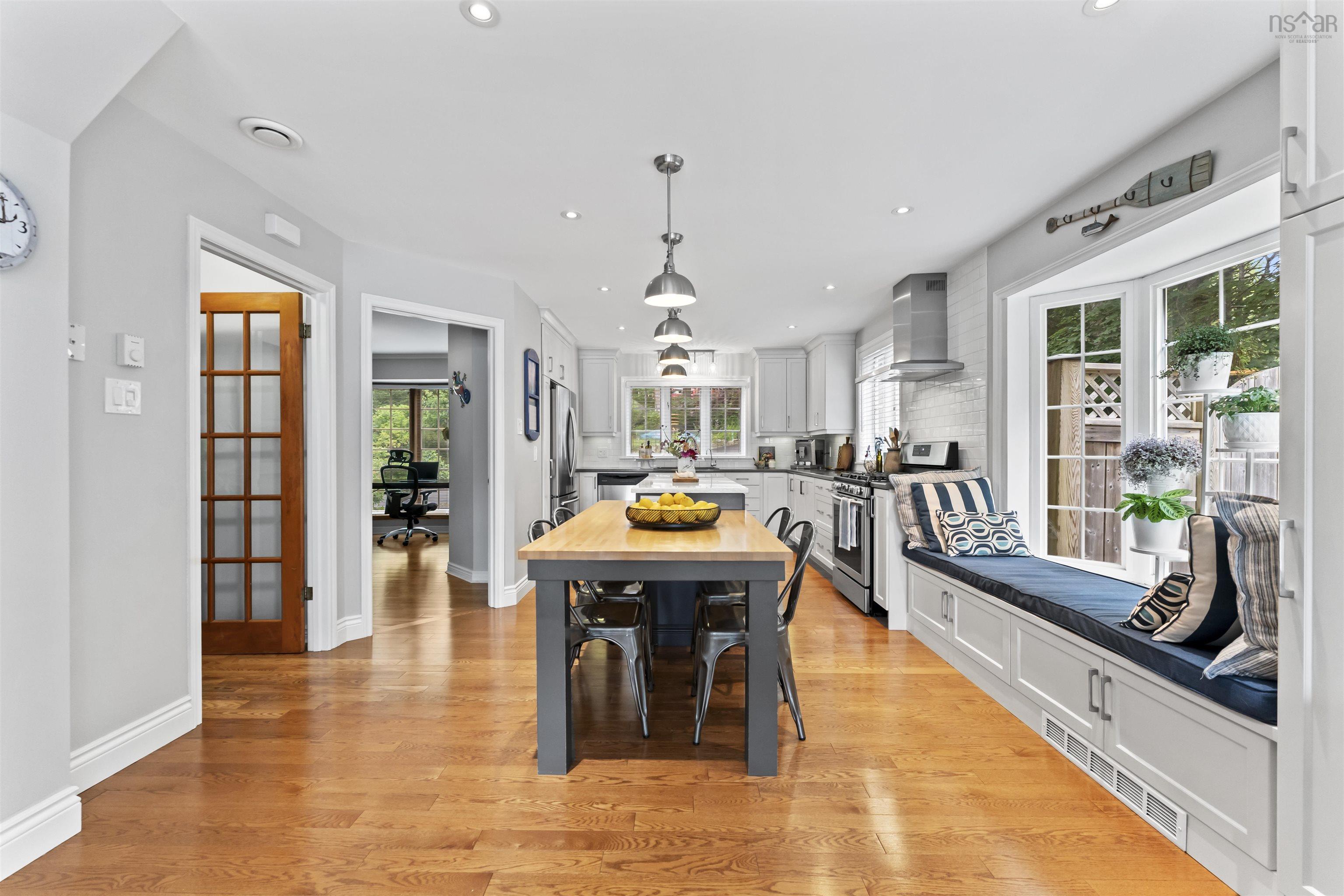 $1,575,000.00: 261 Viewmount Drive, Allen Heights