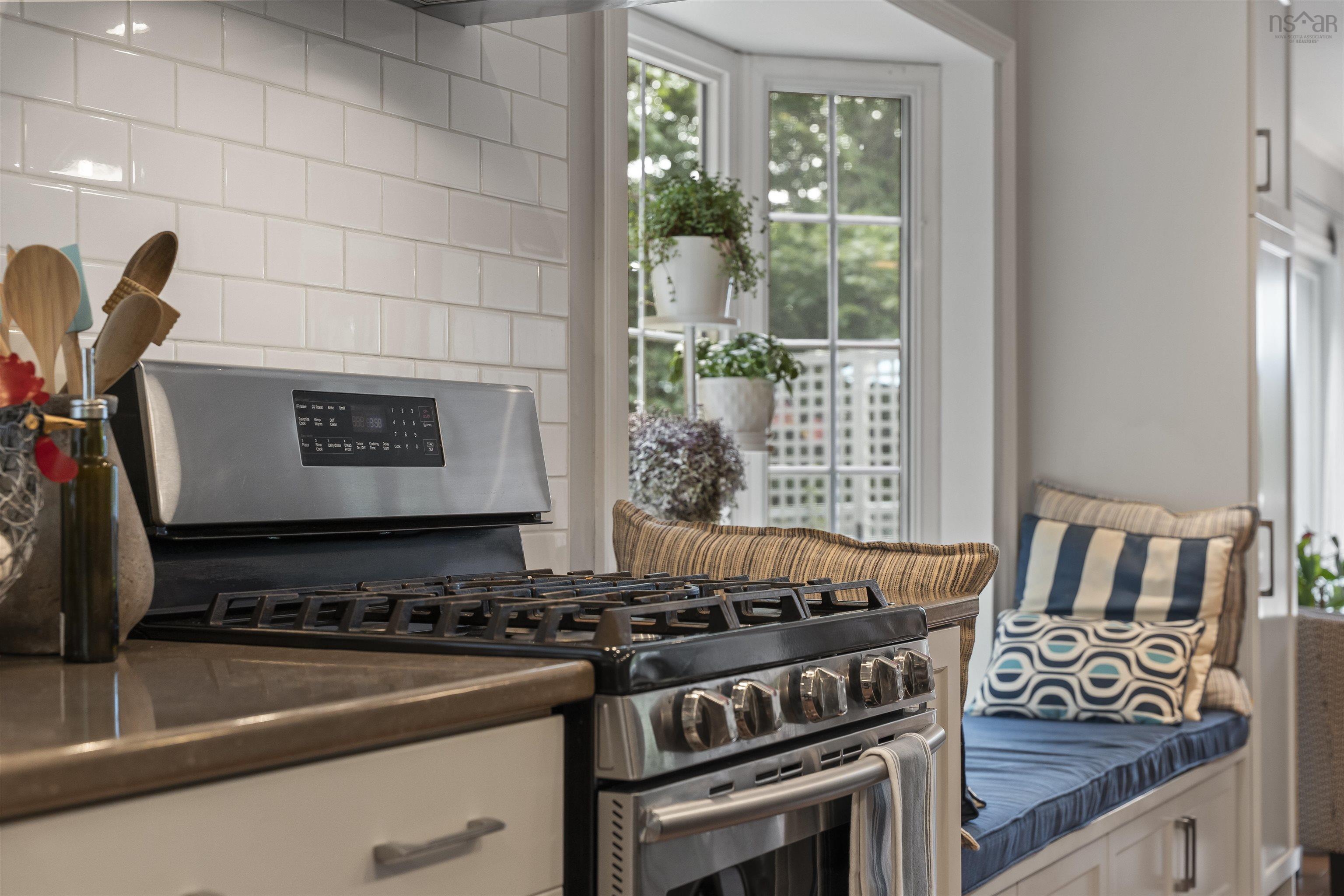 $1,575,000.00: 261 Viewmount Drive, Allen Heights