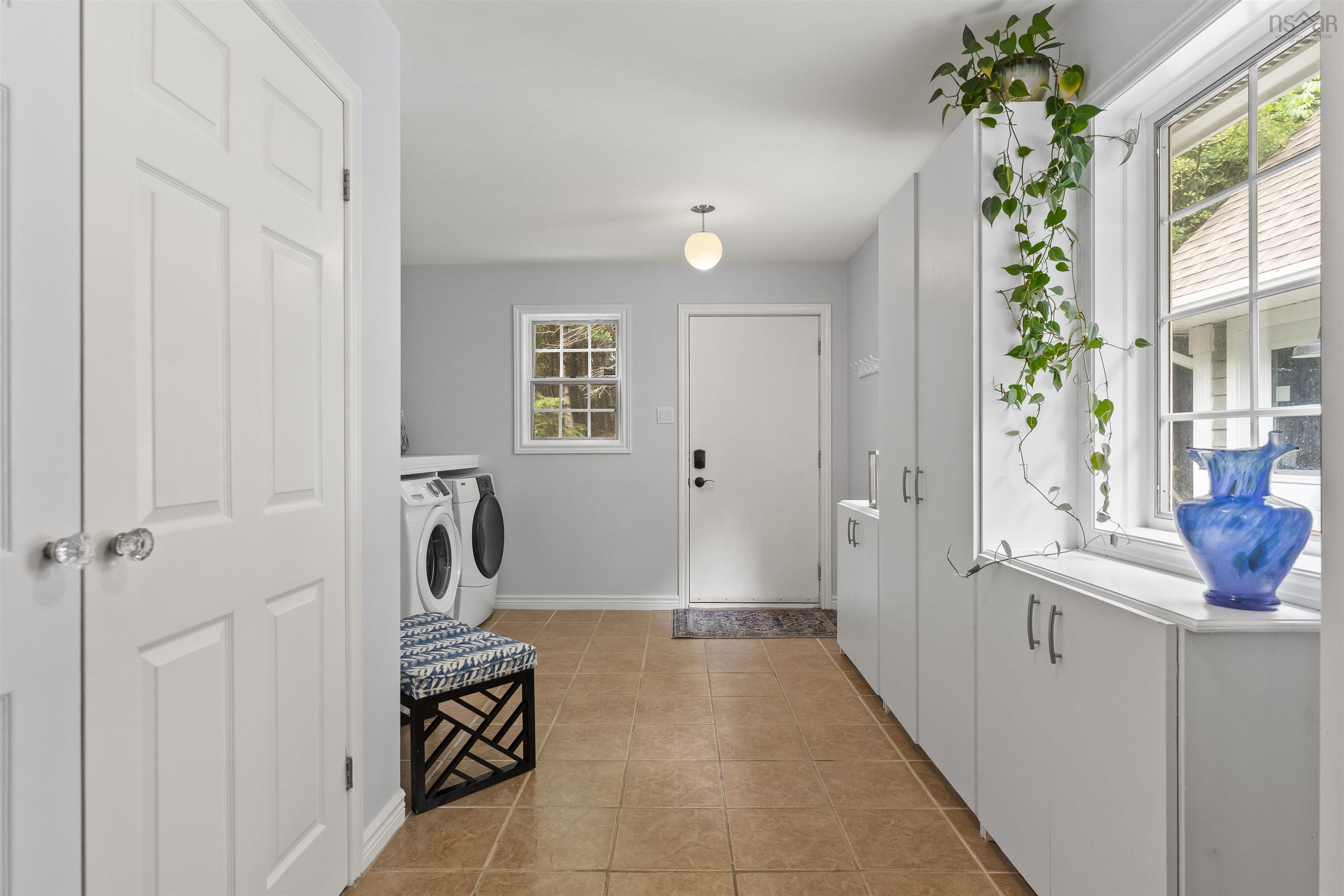 $1,575,000.00: 261 Viewmount Drive, Allen Heights