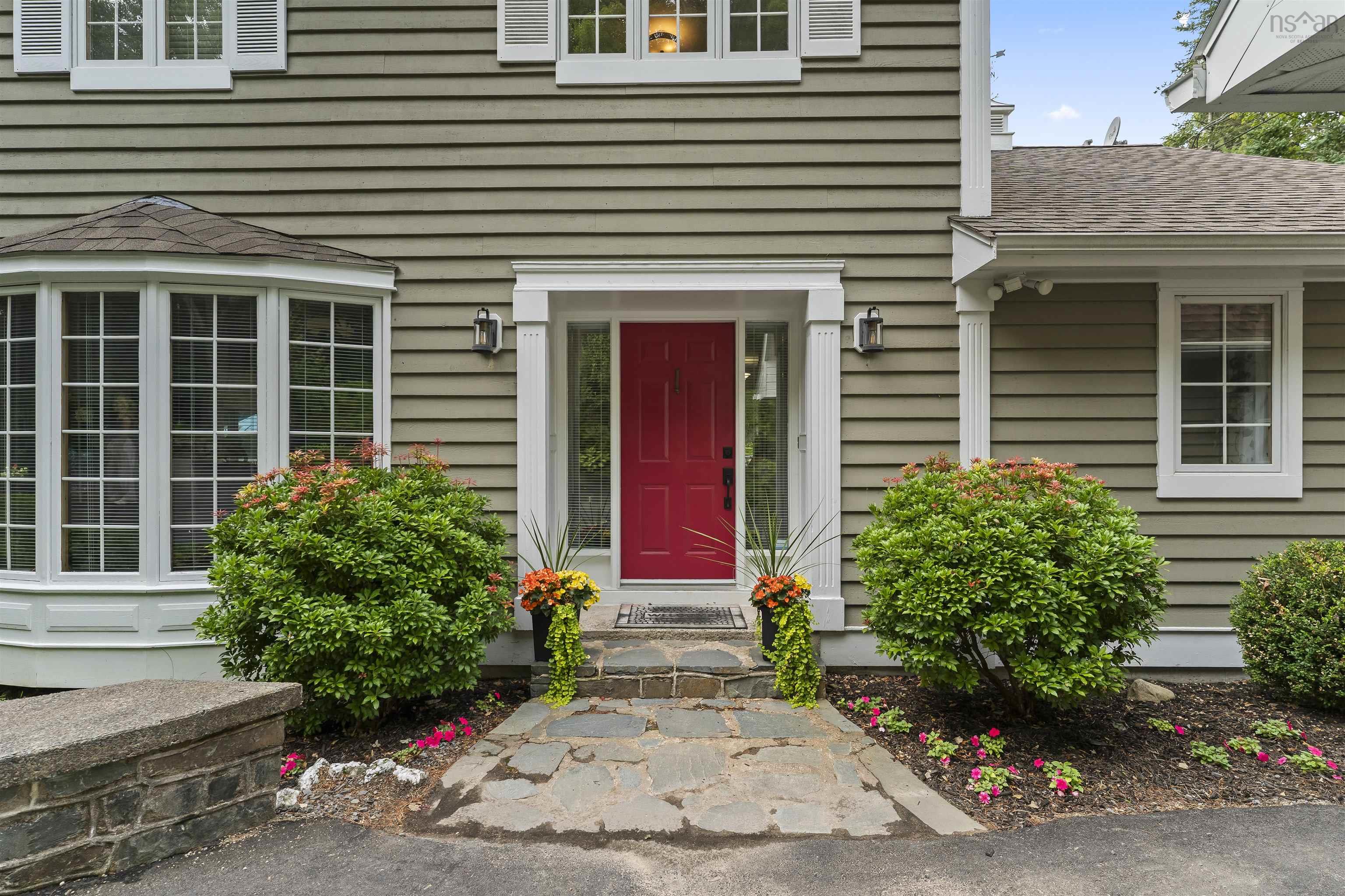 $1,575,000.00: 261 Viewmount Drive, Allen Heights