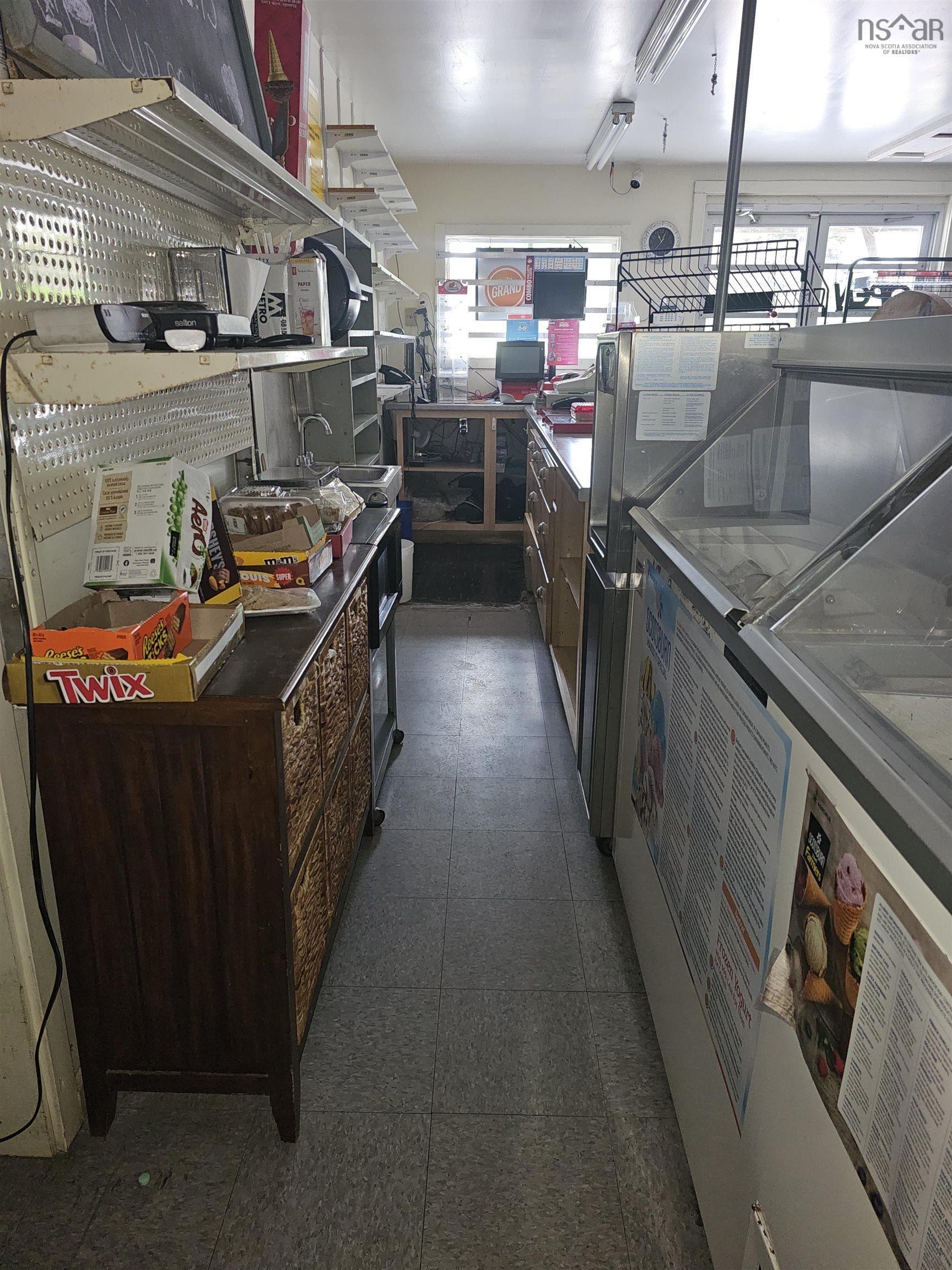 $649,999.00: 8865 8869 Hwy 101 Highway, Brighton