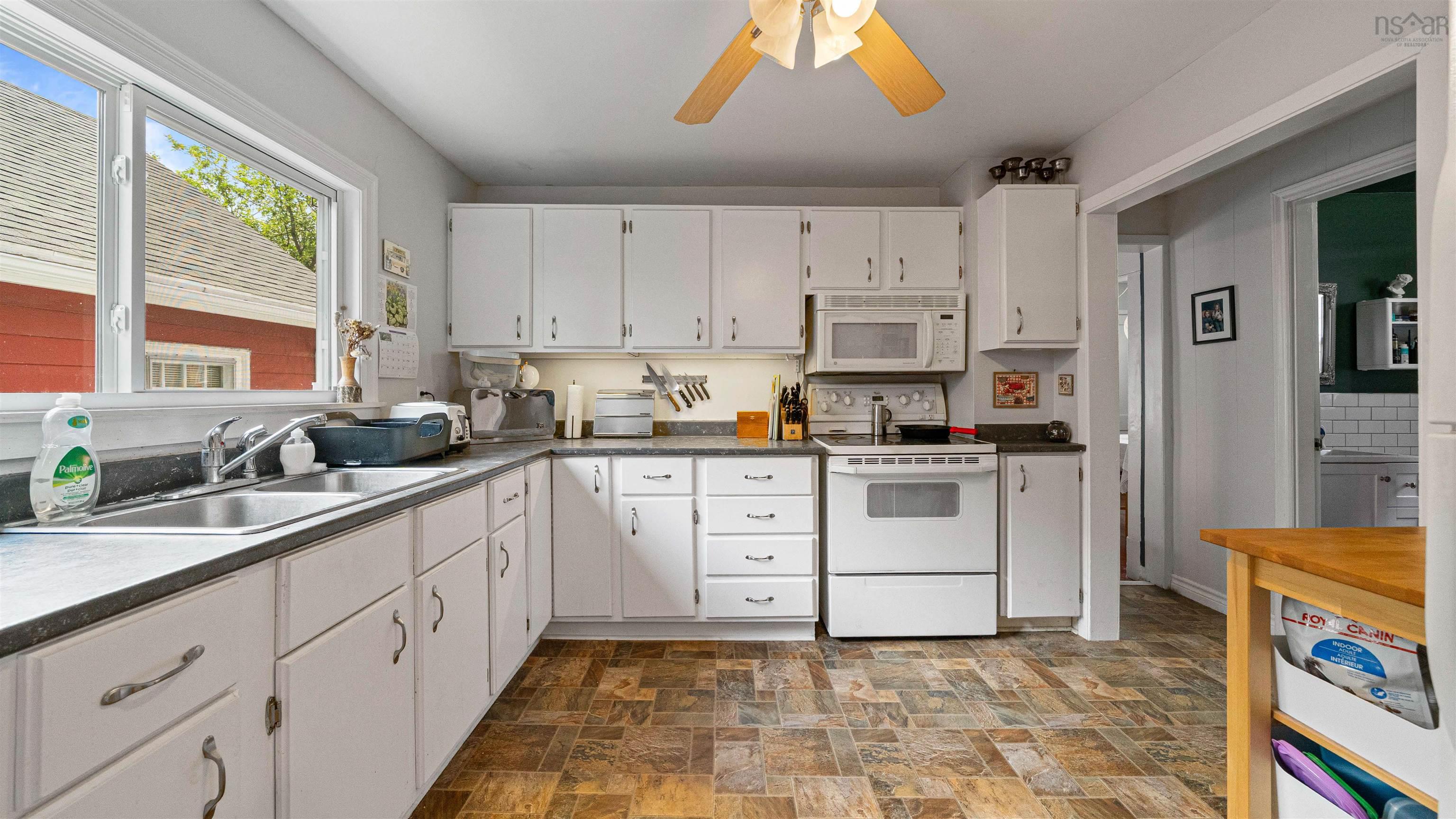 $399,900.00: 27 Brookside Avenue, Dartmouth