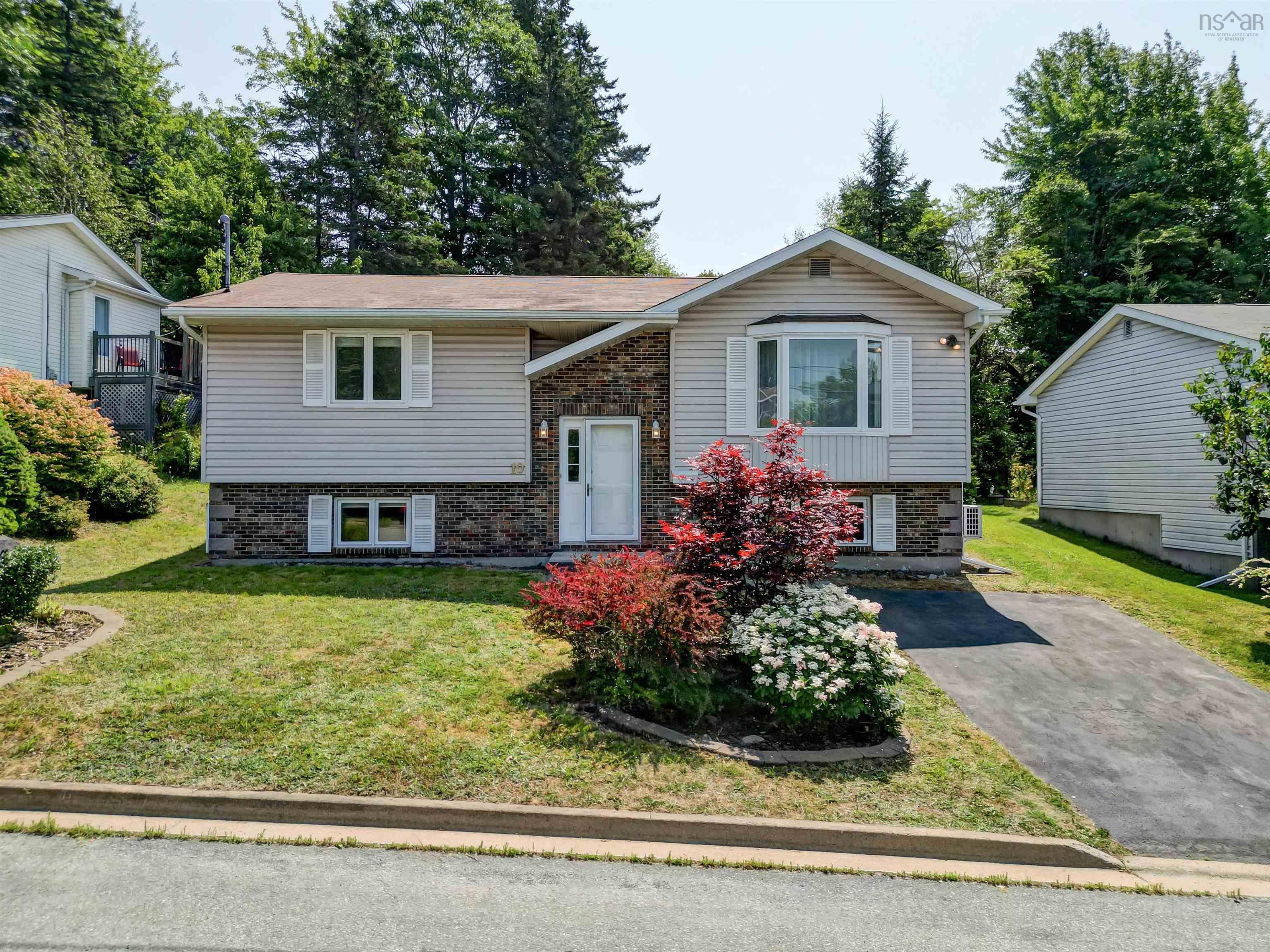 $549,900.00: 10 Joaquina Crt, Dartmouth