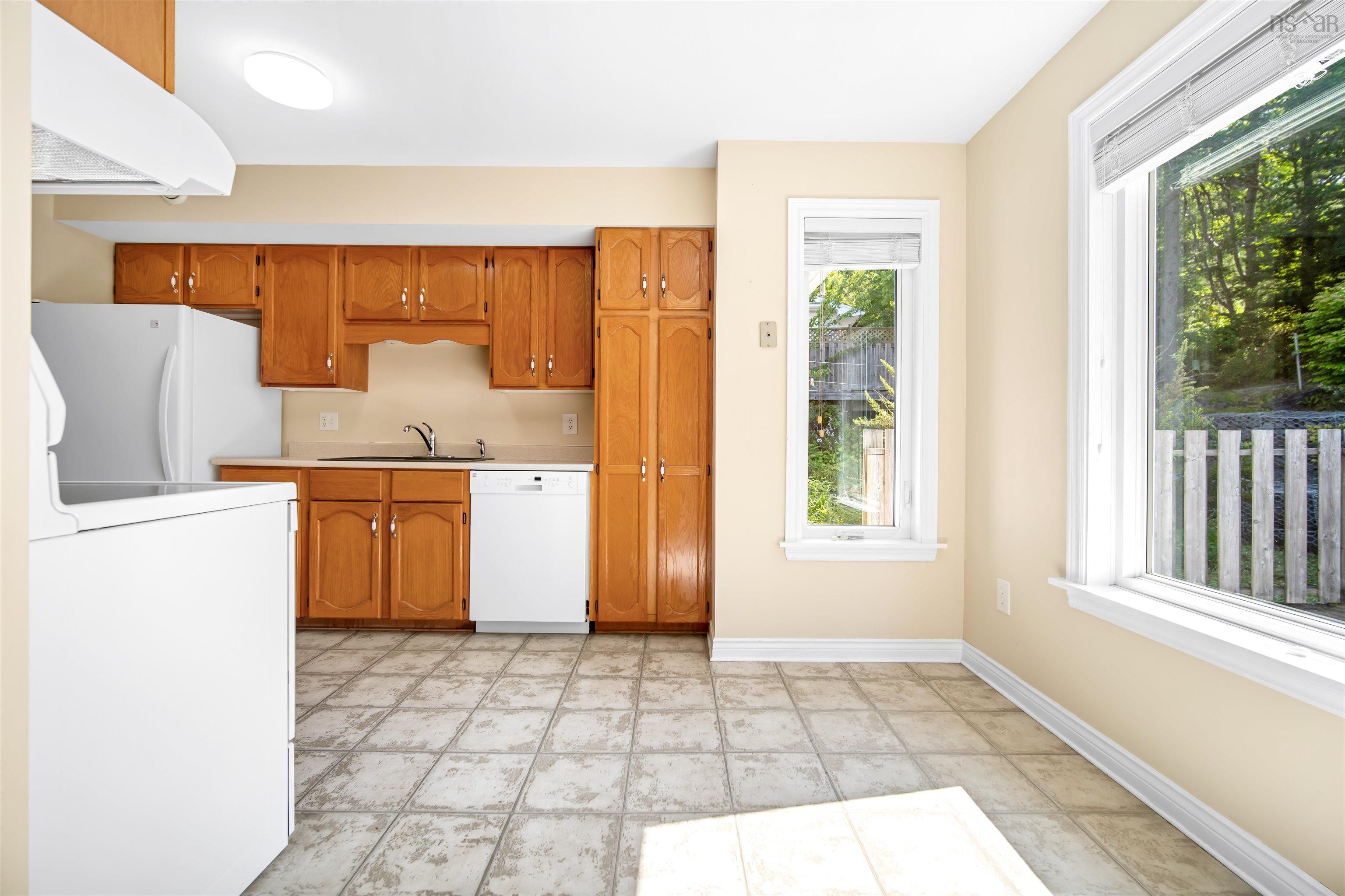 $549,900.00: 10 Joaquina Crt, Dartmouth