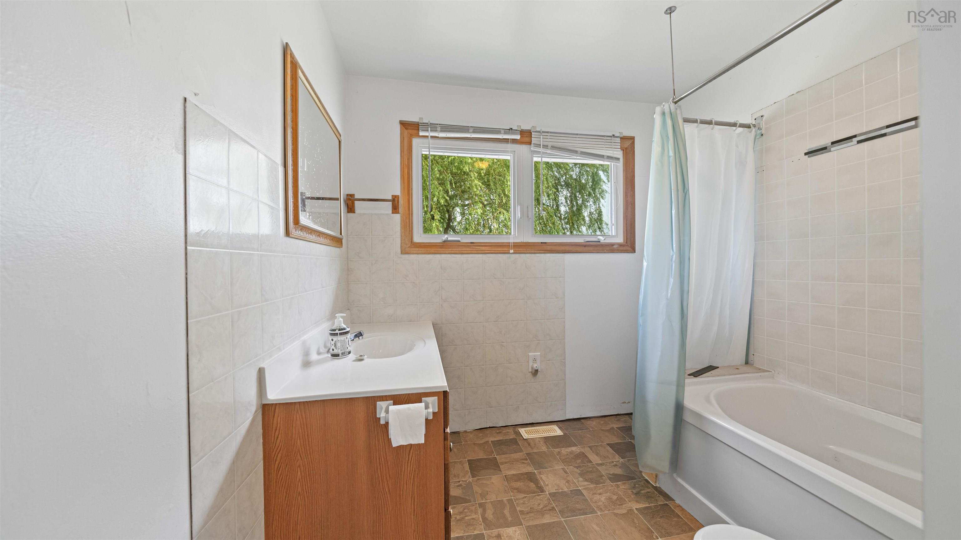 $195,000.00: 9347 14 Highway, Woodville