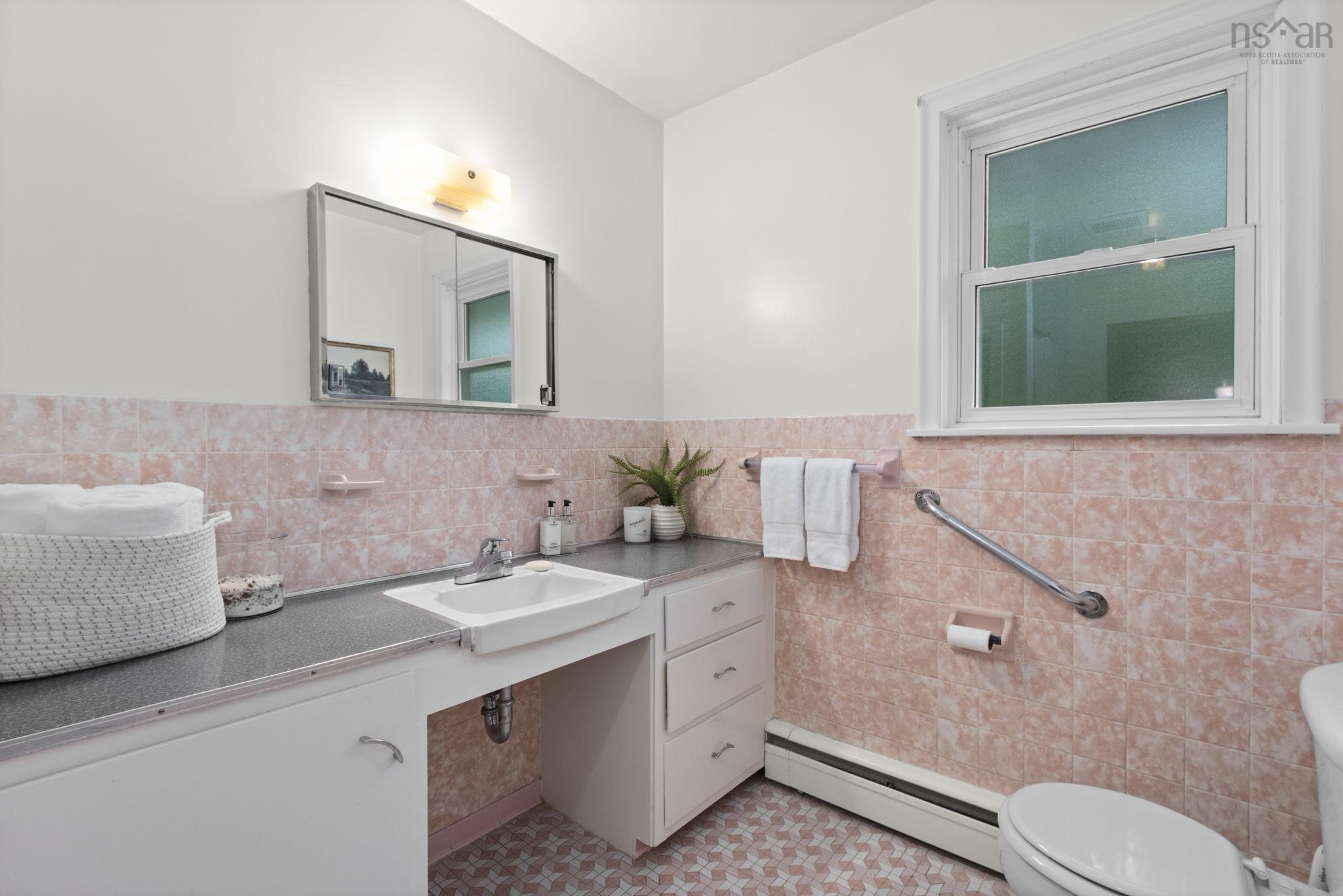 $649,000.00: 4 Broadholme Lane, Halifax