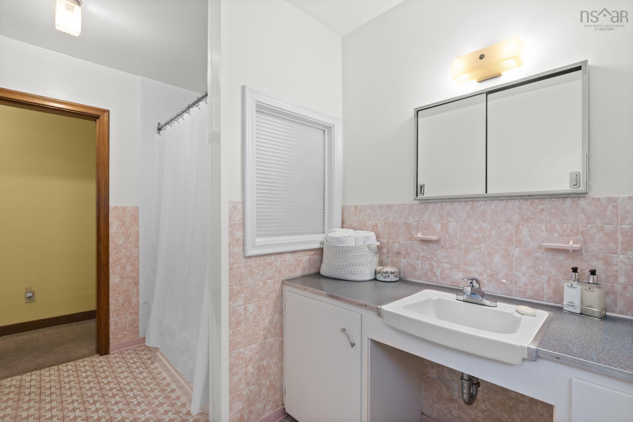 $649,000.00: 4 Broadholme Lane, Halifax