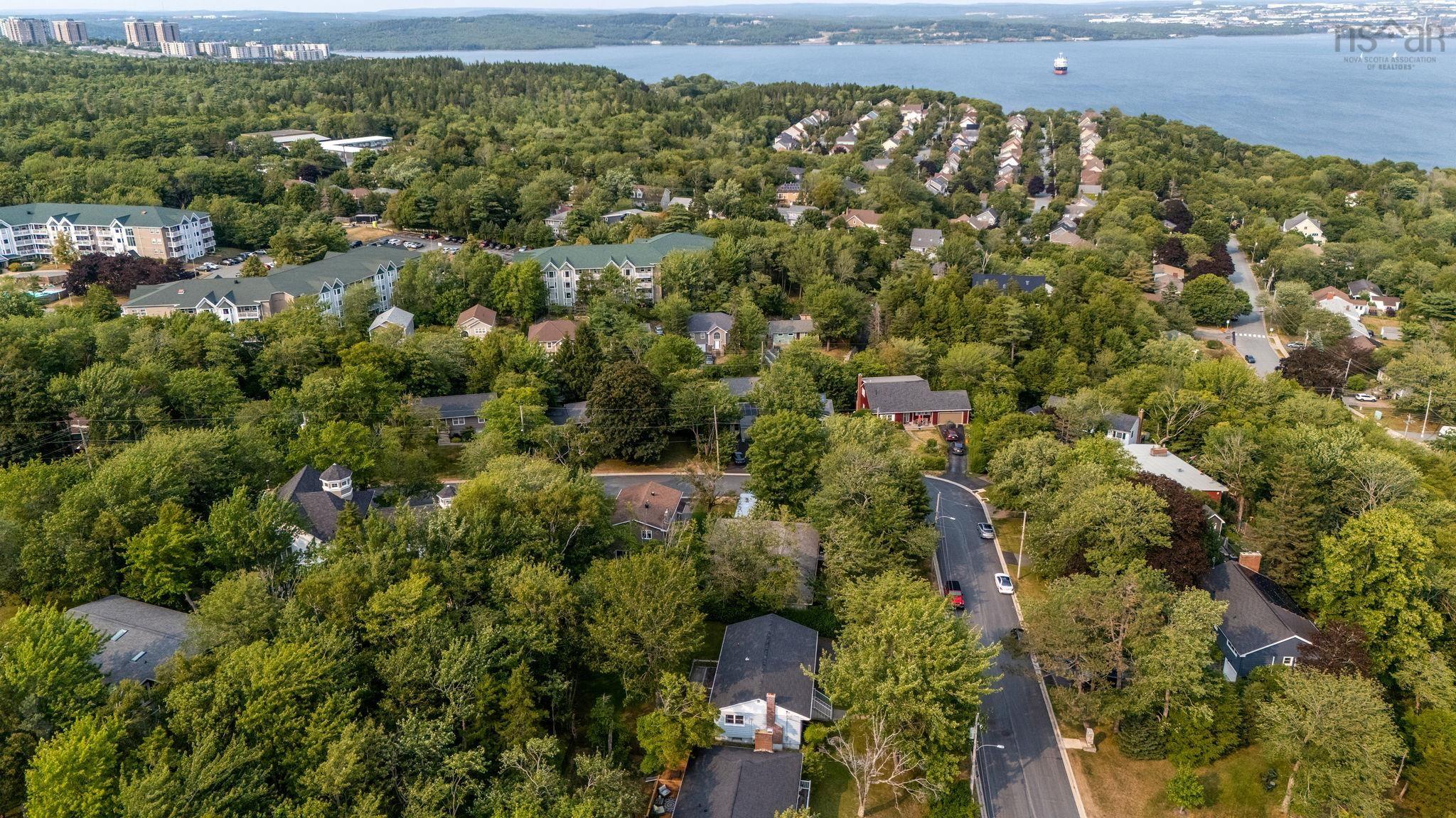 $649,000.00: 4 Broadholme Lane, Halifax