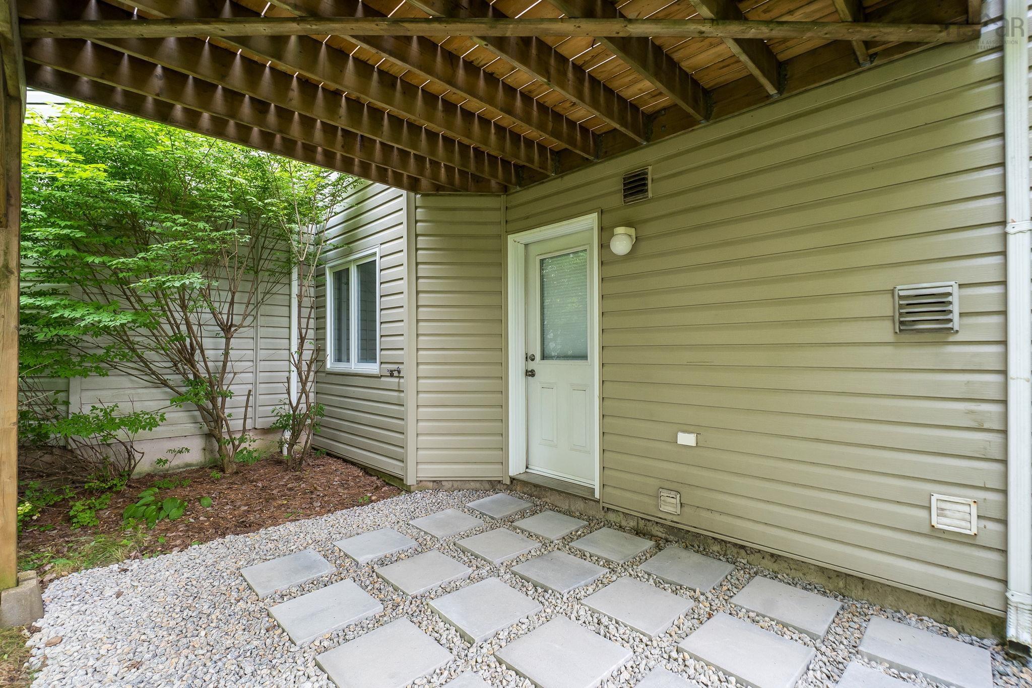 $499,900.00: 64 Brookshire Court, Bedford