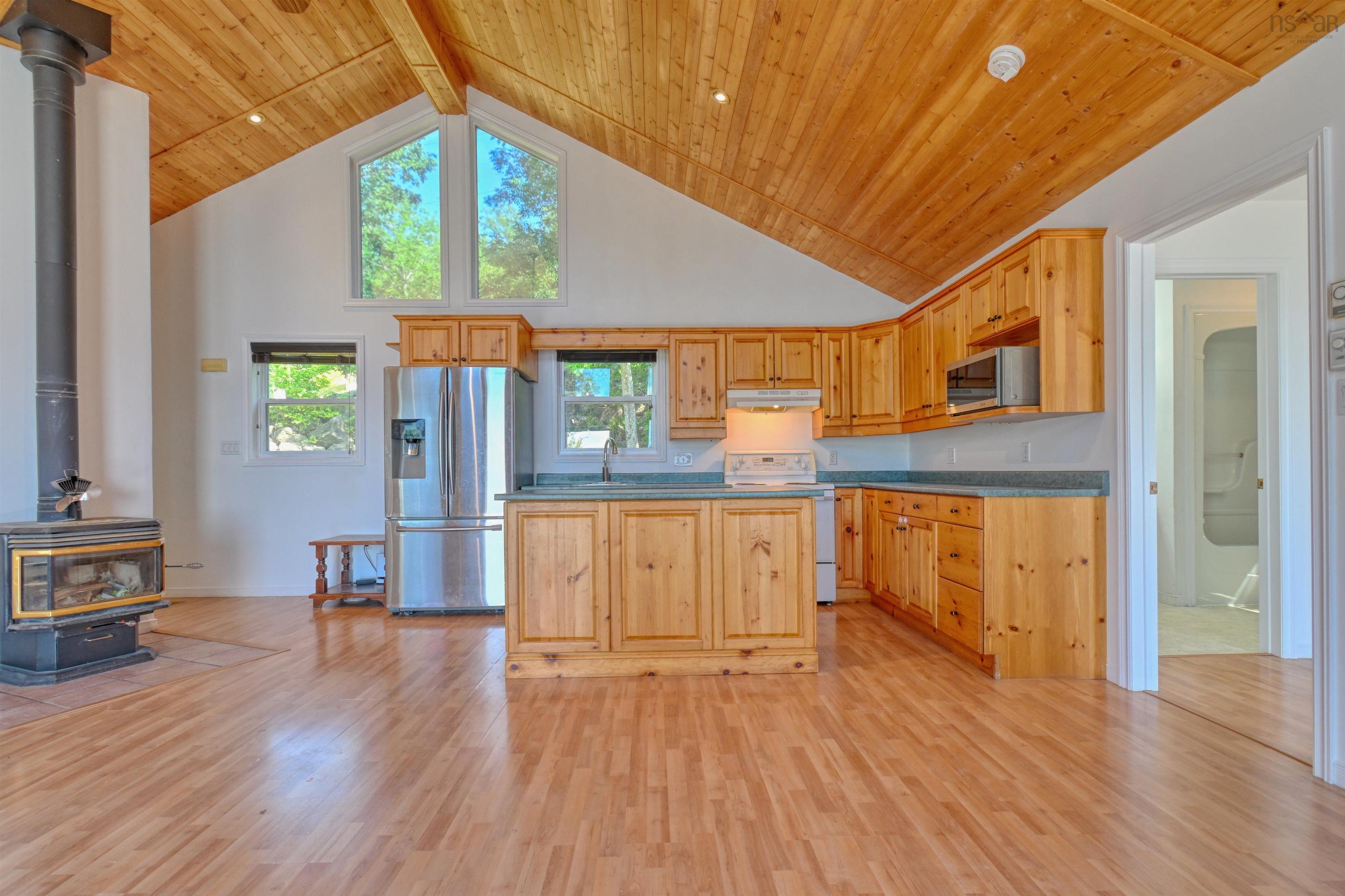 $524,900.00: 95 LAKESHORE Drive W, Irish Cove