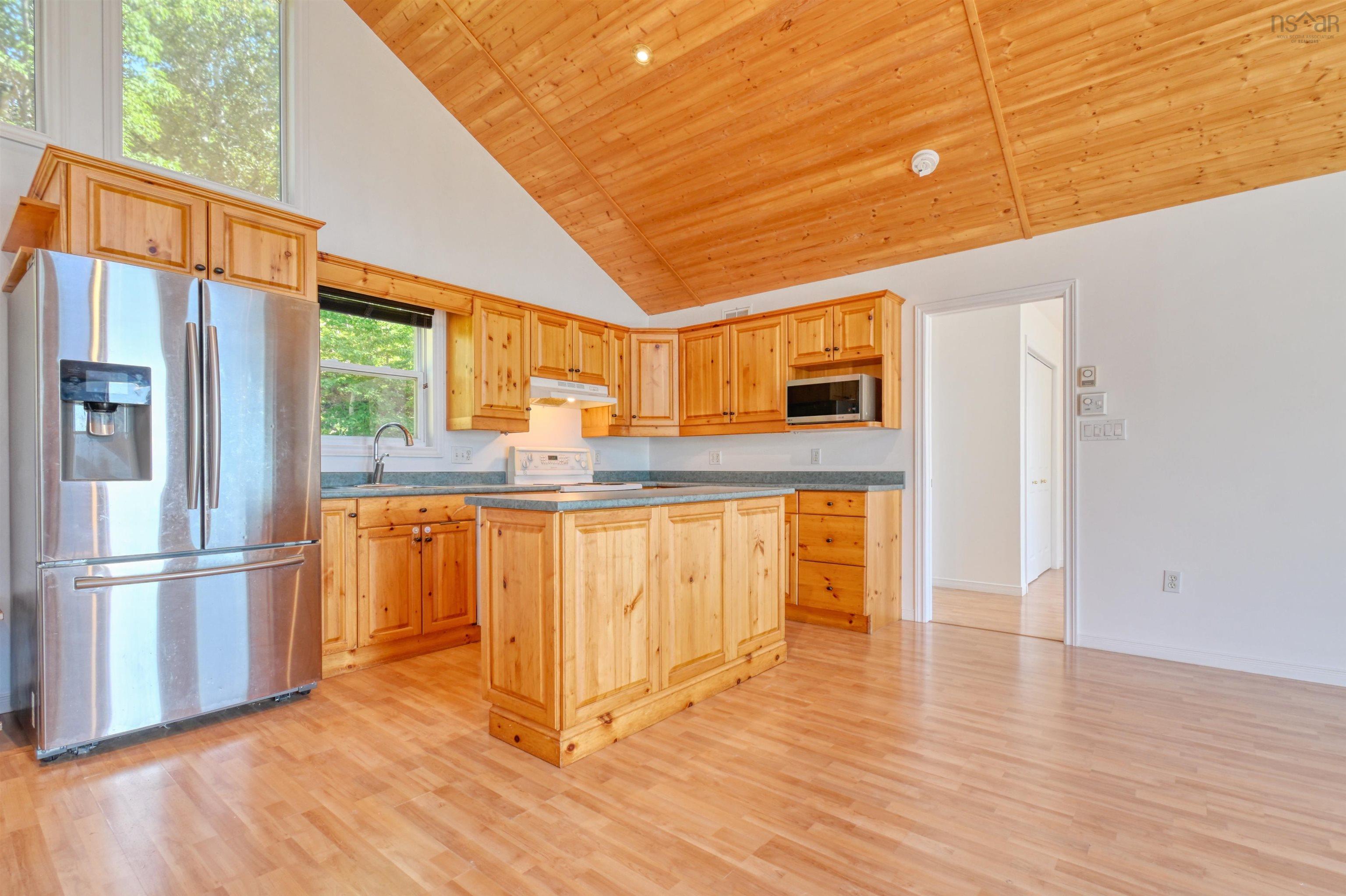 $524,900.00: 95 LAKESHORE Drive W, Irish Cove