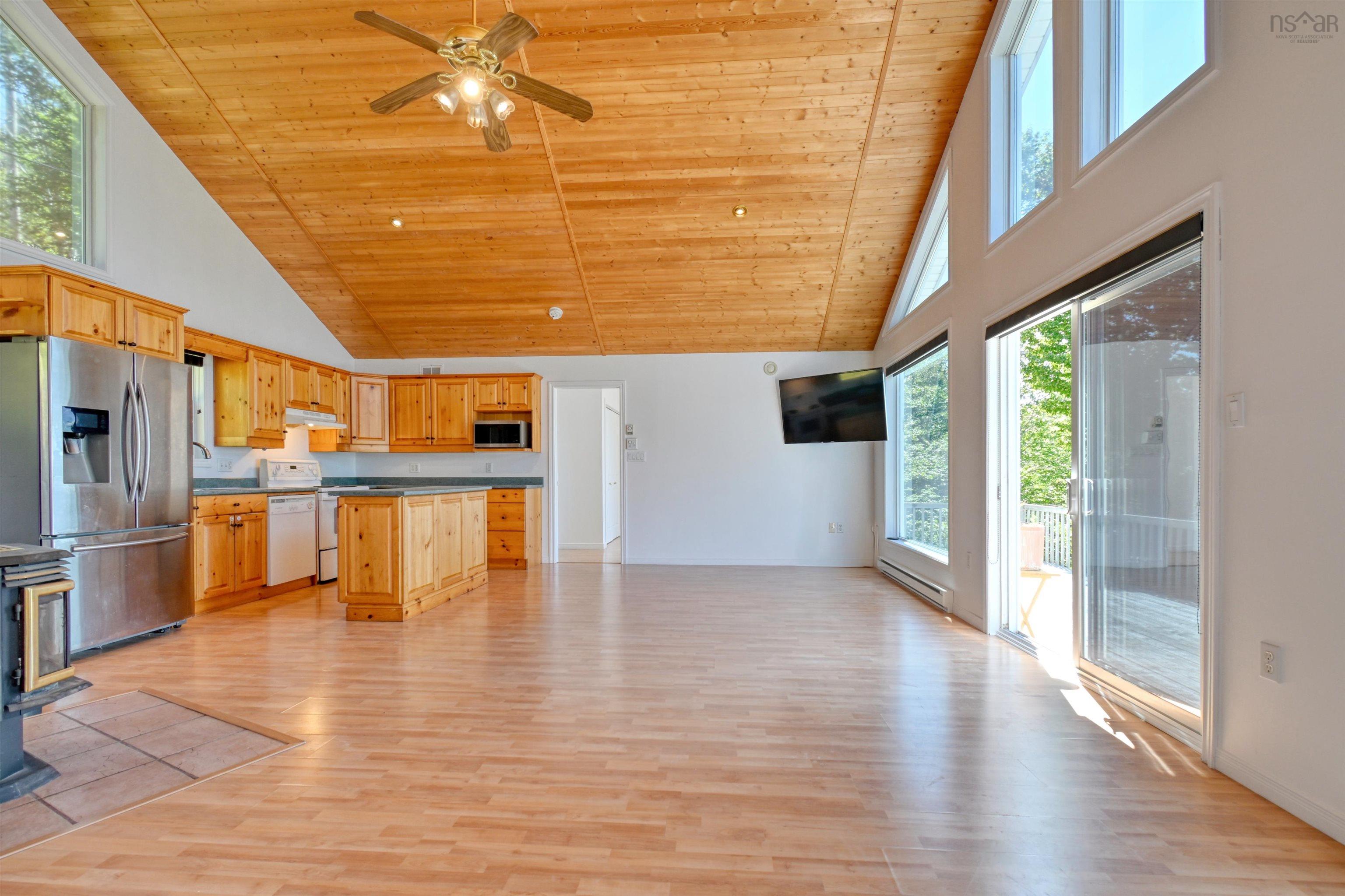 $524,900.00: 95 LAKESHORE Drive W, Irish Cove