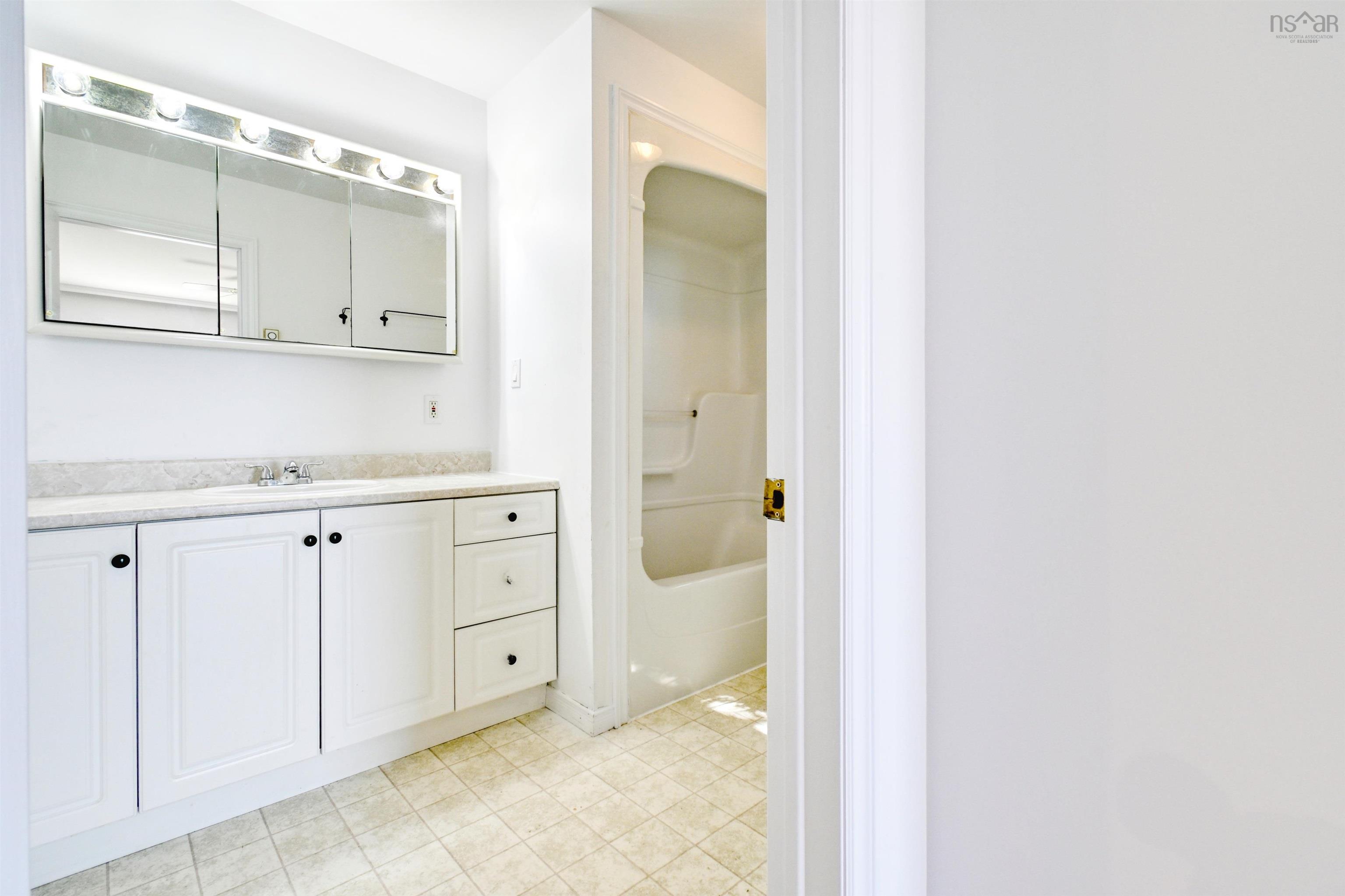 $524,900.00: 95 LAKESHORE Drive W, Irish Cove