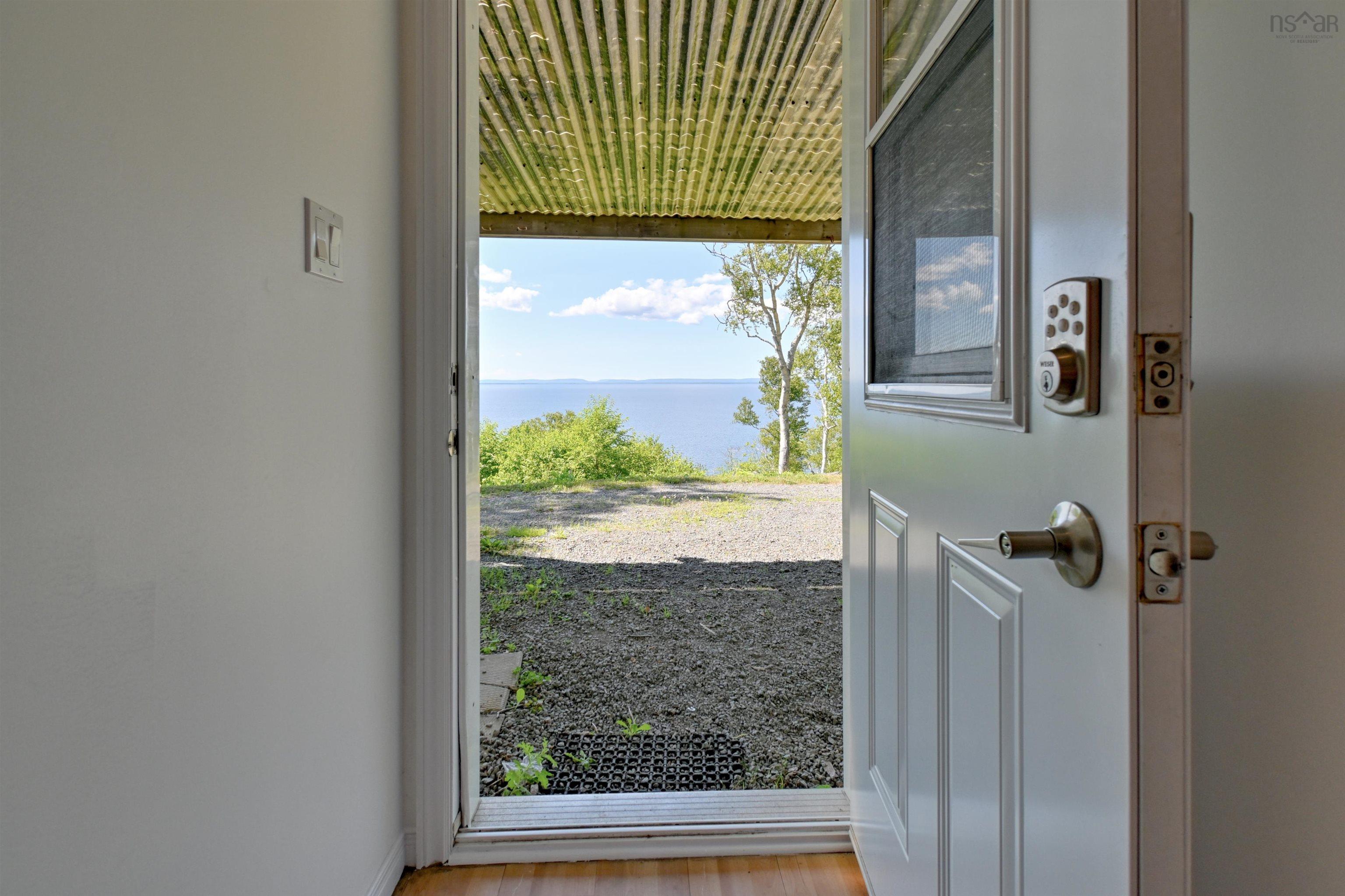 $524,900.00: 95 LAKESHORE Drive W, Irish Cove